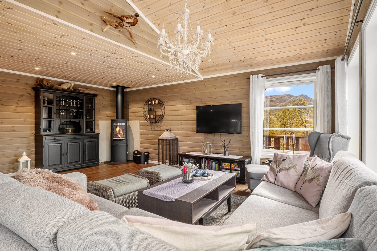 Vedfyring og downlights. Galleribilde