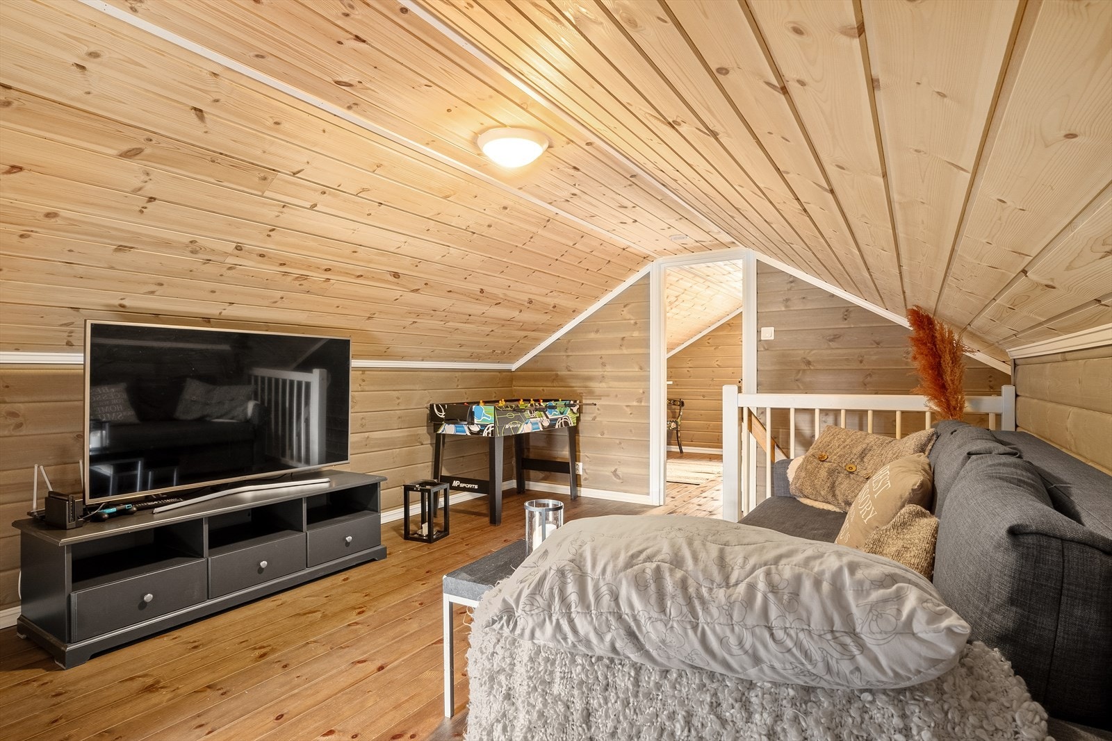 Koselig loftstue perfekt til lek, spill eller en rolig lesestund. Galleribilde