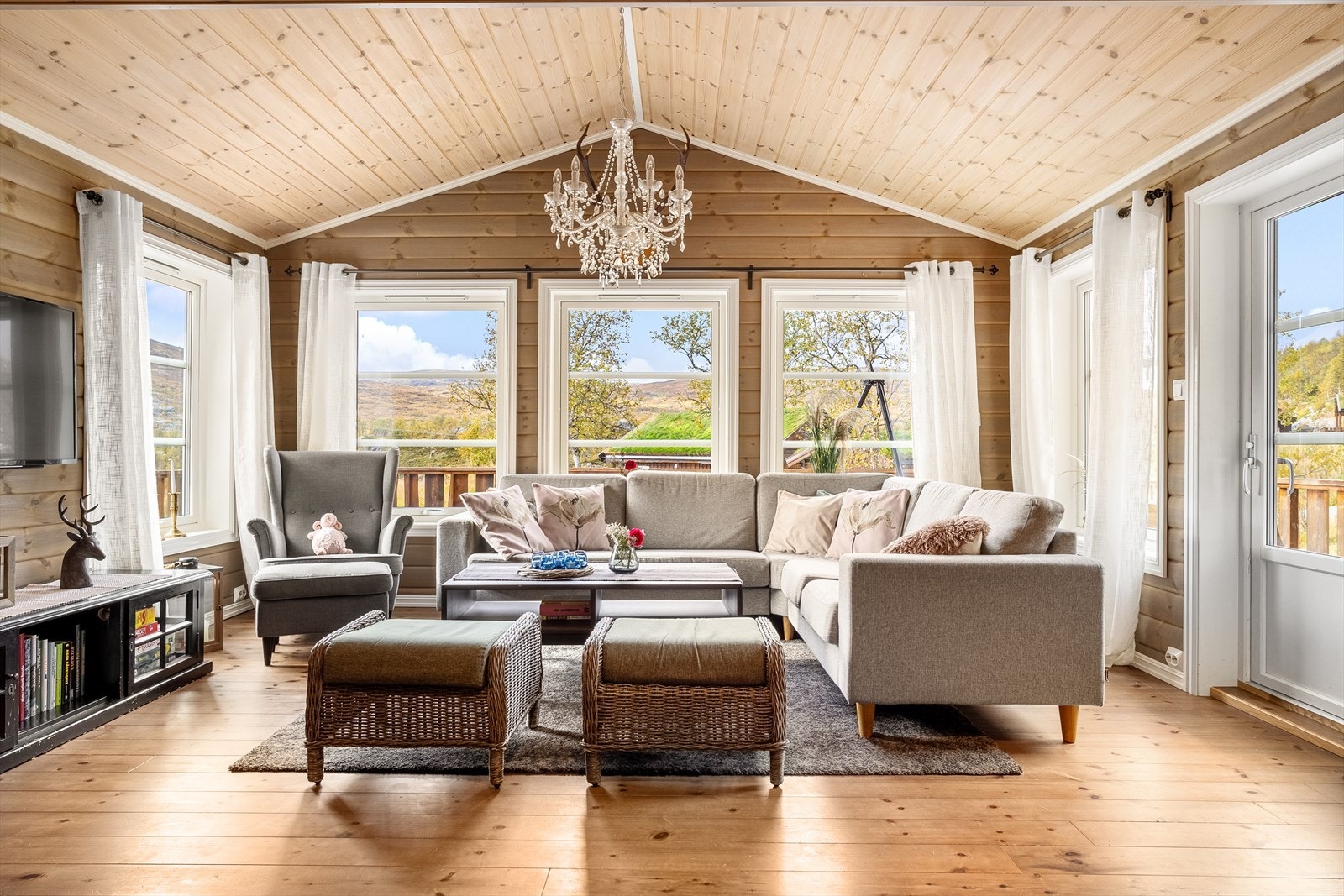 Lys og luftig stue med flott utsikt til fjellene. Galleribilde