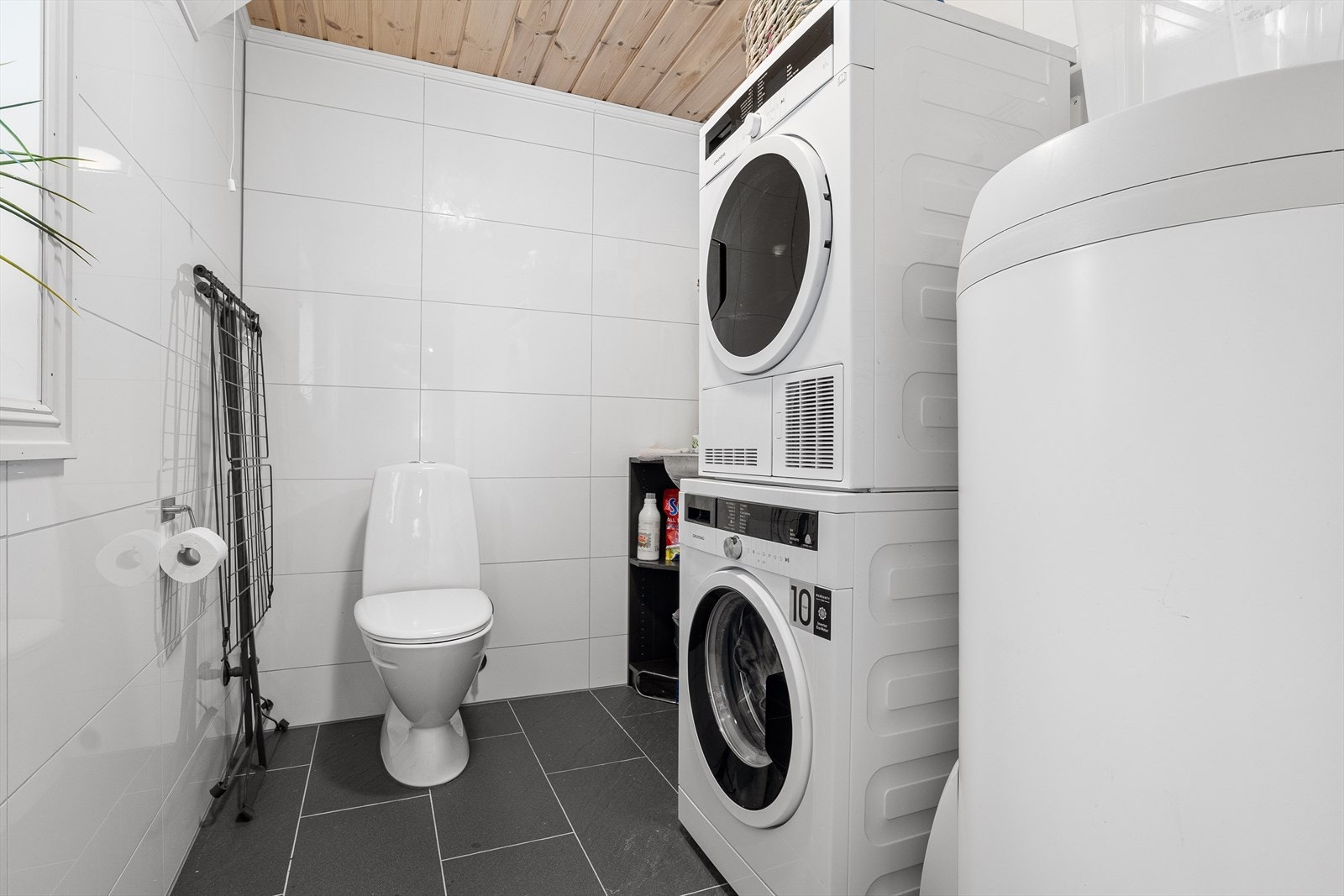 Vaskerom med wc. Galleribilde