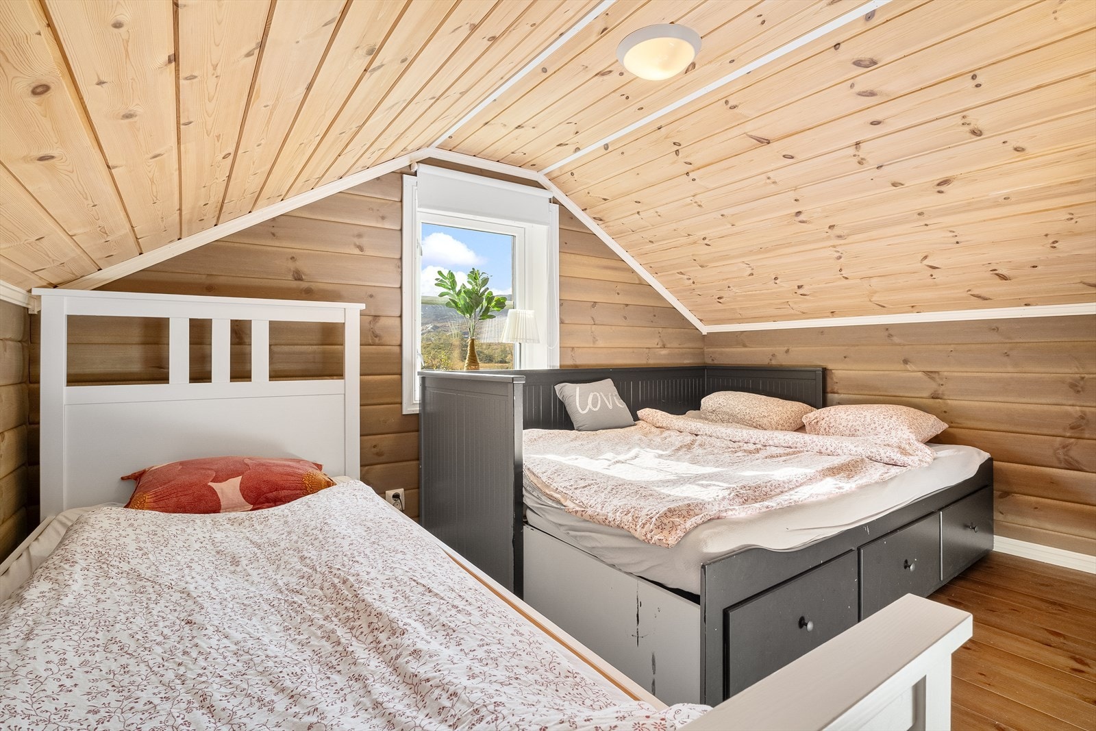 Hems innredet med sengeplasser. Perfekt for barn, ungdom eller gjester. Galleribilde