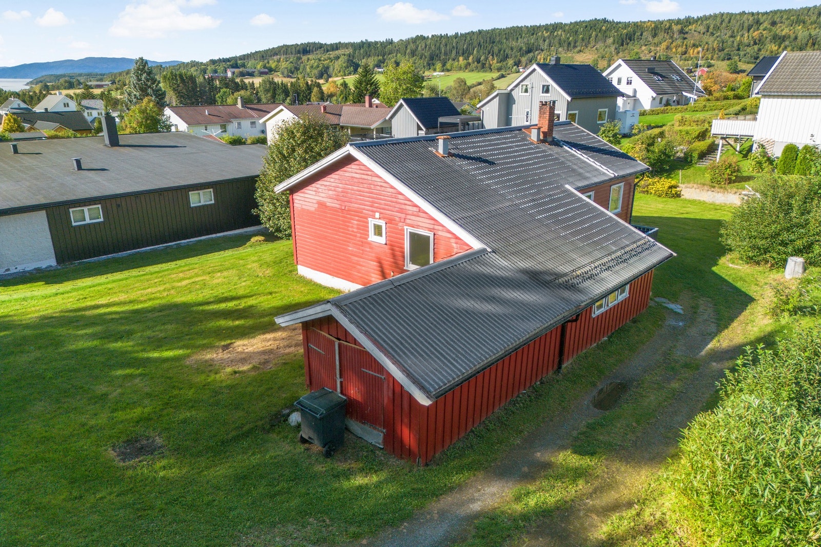 Gangavstand til barneskole, ungdomsskole og idrettsanlegg. Galleribilde