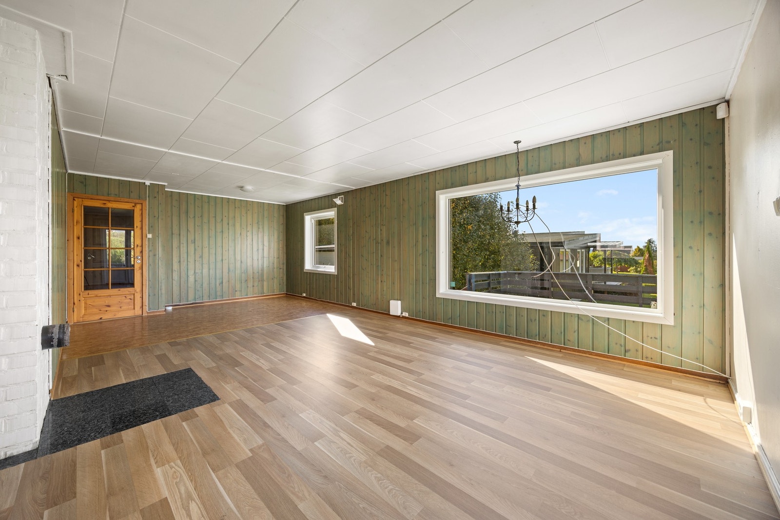 Det er god plass til sittegrupper i stuen Galleribilde