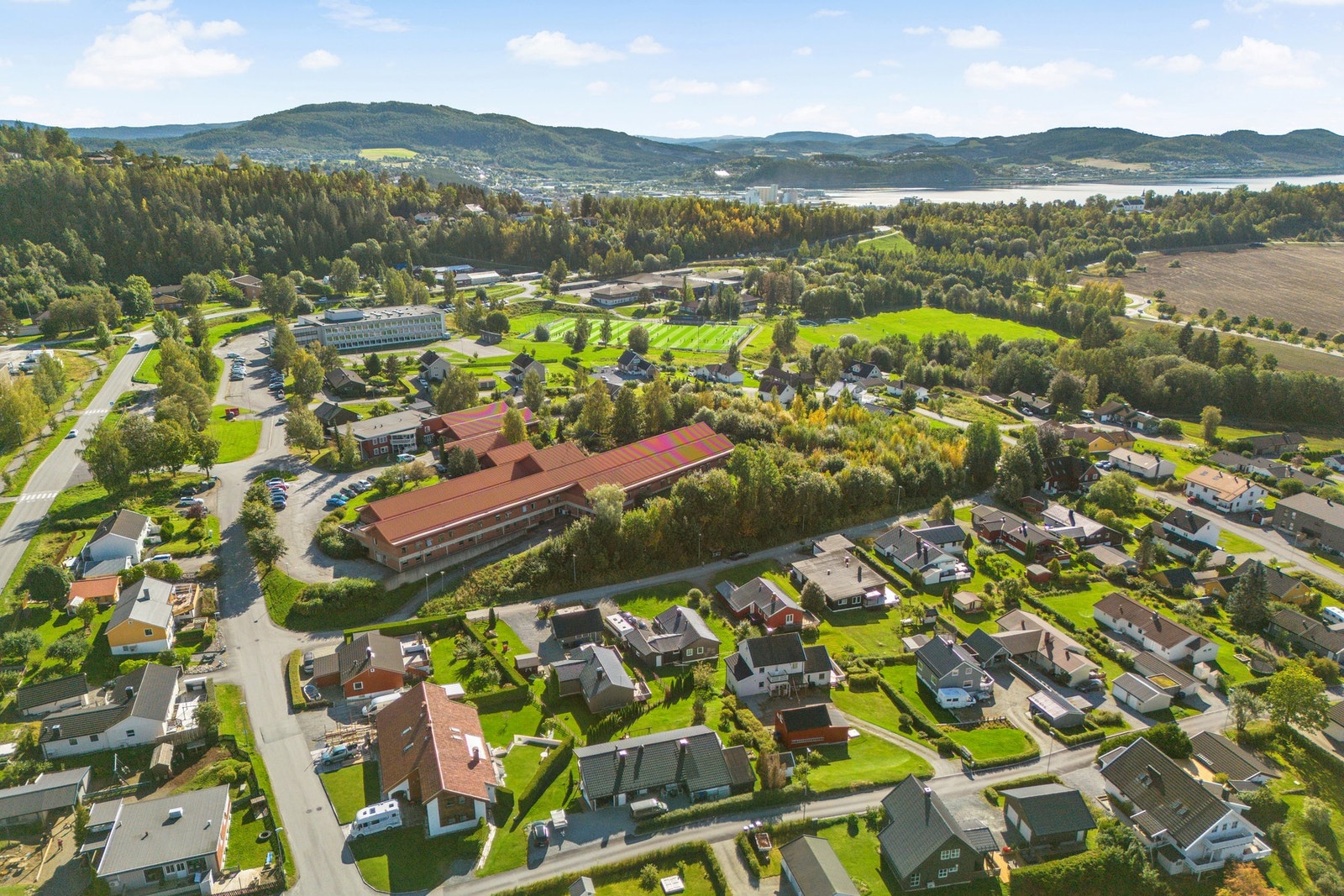 Flotte fritidstilbud i nærheten, som fotballanlegg og skistadion, noe som gjør hverdagen både aktiv og enkel. Galleribilde
