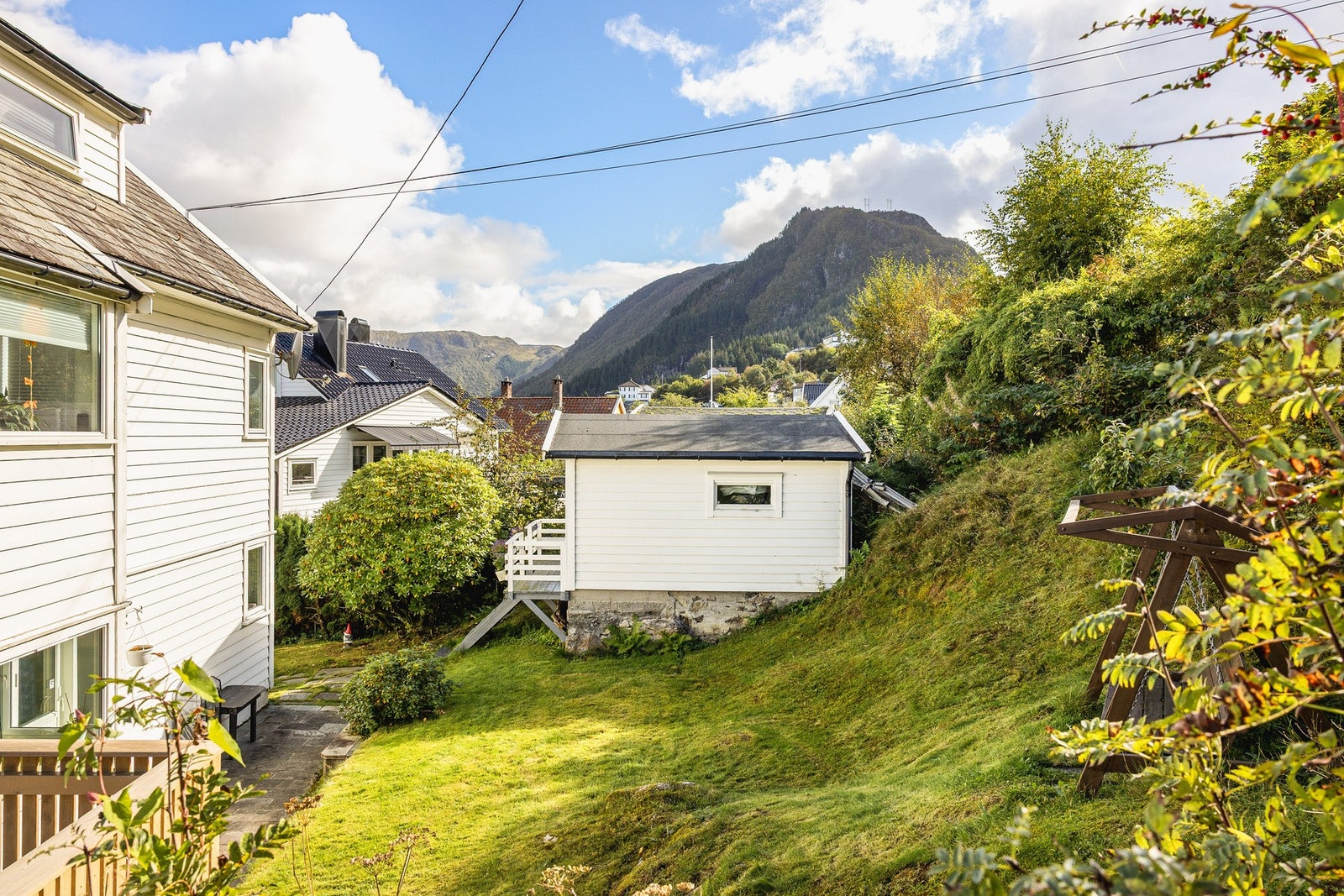 Fra altanen har du utsikt over sjø og nærområdet med trapp rett ned til hagen. Galleribilde