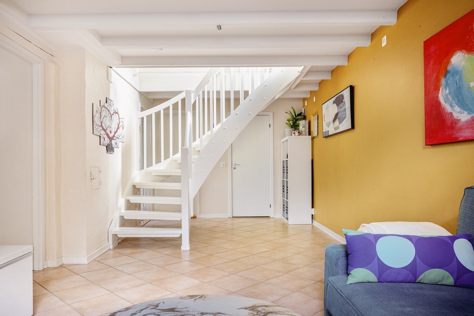 Her kommer du til en stor kjellerstue på cirka 22,4 m². Galleribilde