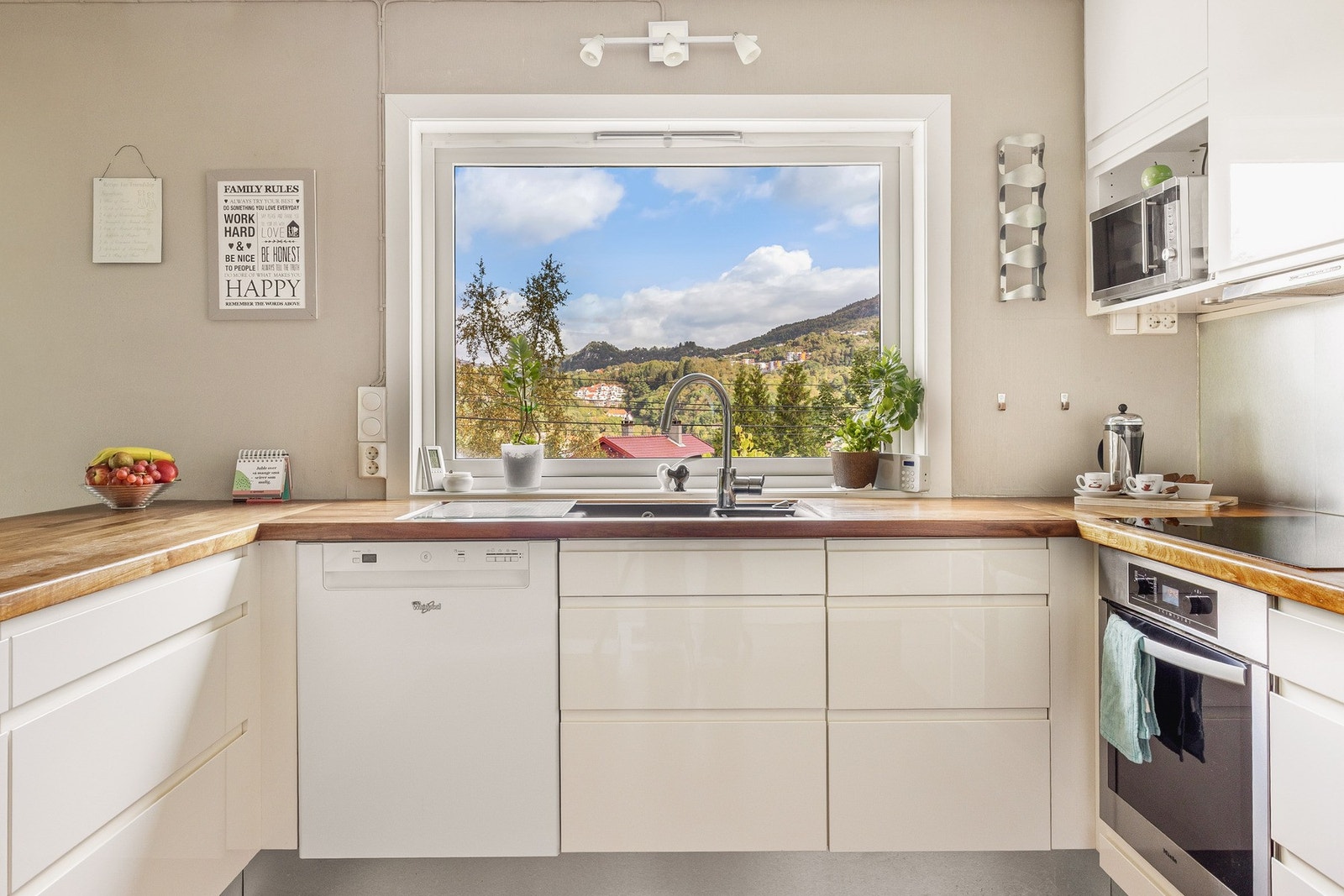 De slette frontene gir et tidløst uttrykk, og de integrerte hvitevarene sørger for en helhetlig og ryddig stil. Galleribilde