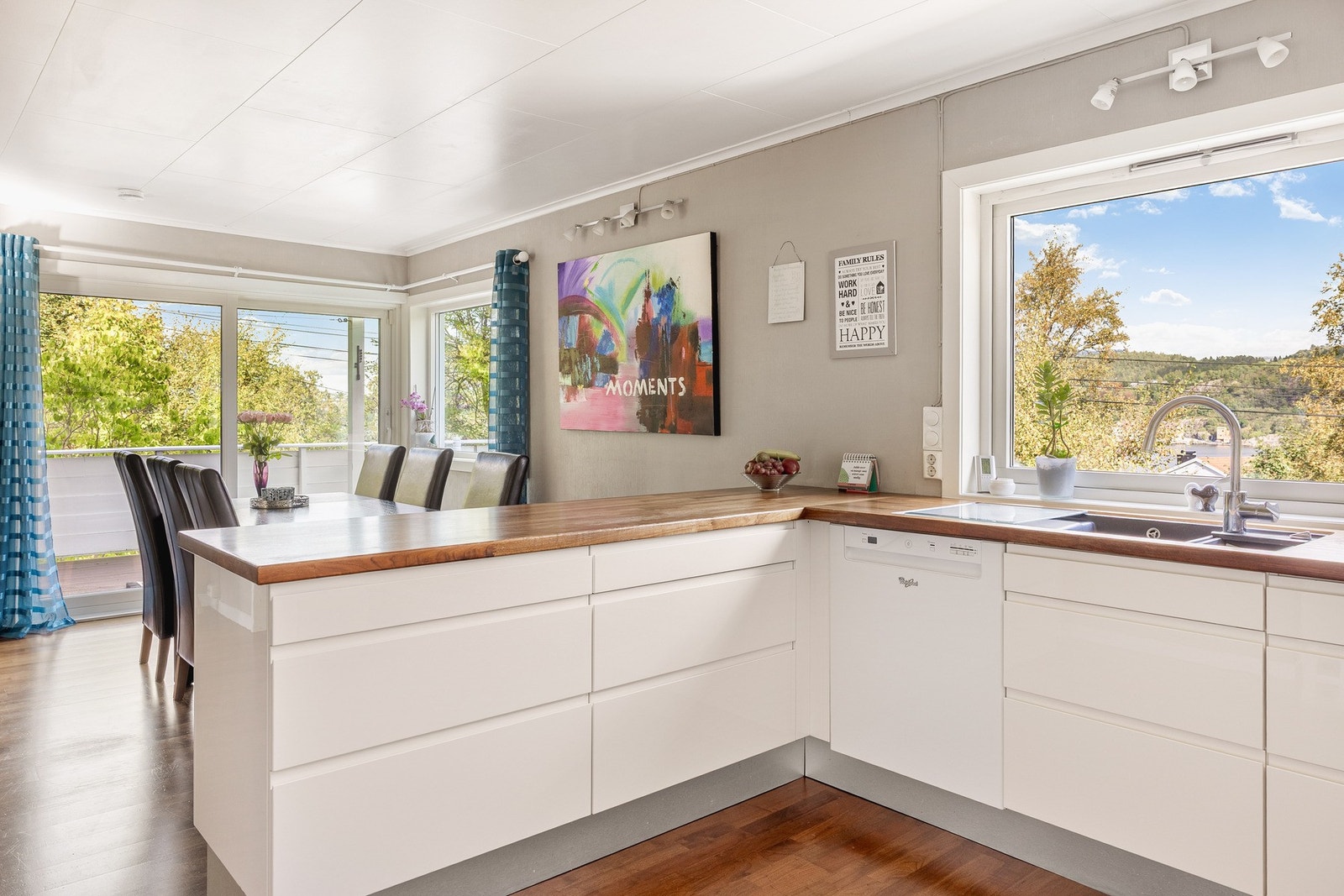 Integrerte hvitevarer medfølger selvfølgelig handelen. Galleribilde