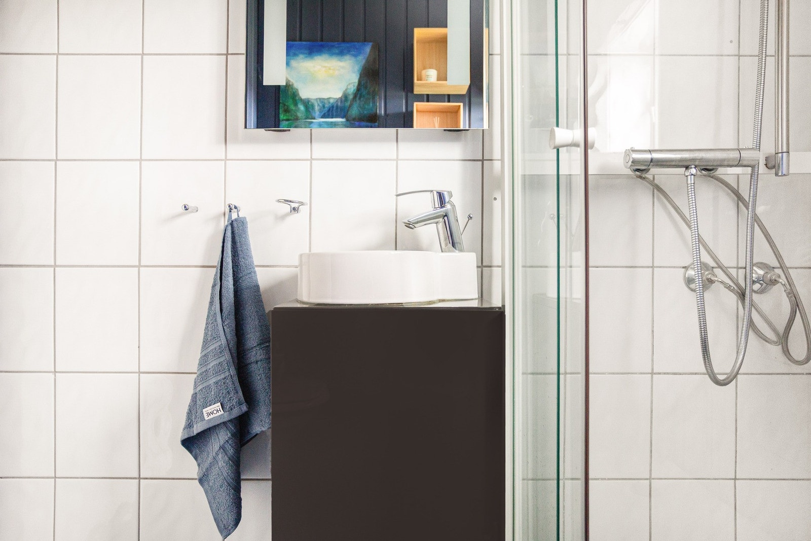 Her er det dusj, toalett og baderomsinnredning. Galleribilde