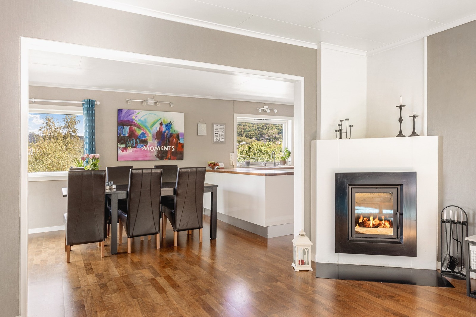 I hjertet av rommet står peisen som er effektiv på de kaldeste vinterdagene. Galleribilde