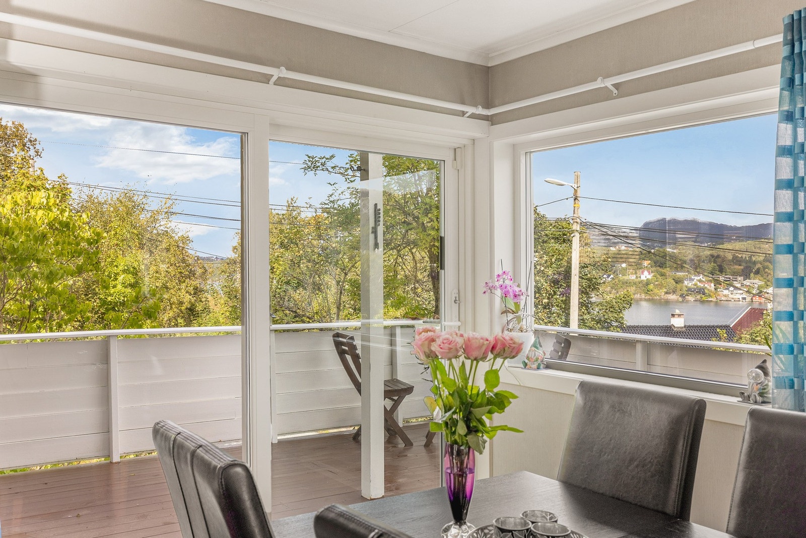 Fra stuen er det fantastisk utsikt mot sjø og grønn natur. Galleribilde