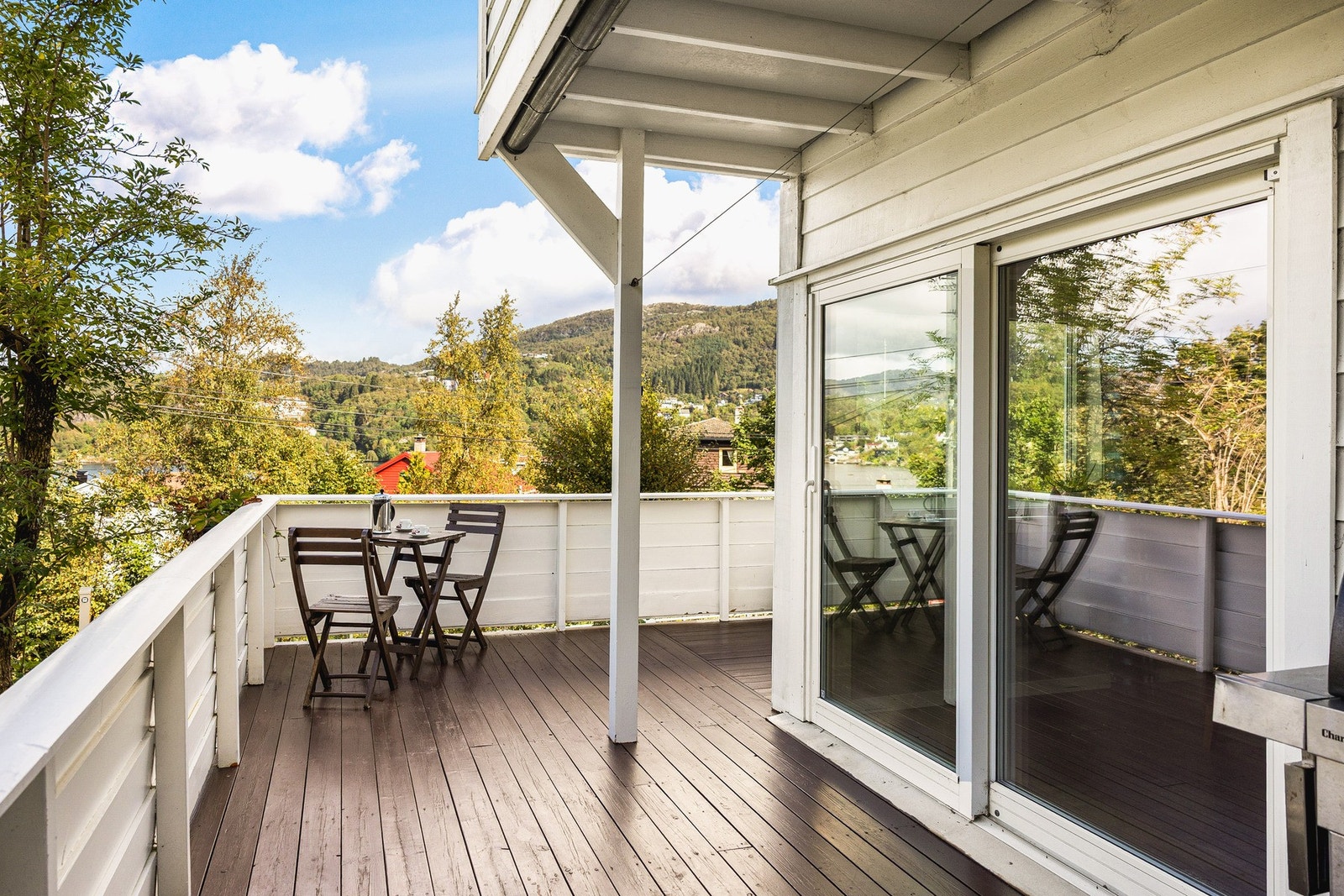 Fra stuen går du rett ut til en stor altan på omtrent 20 m². Galleribilde