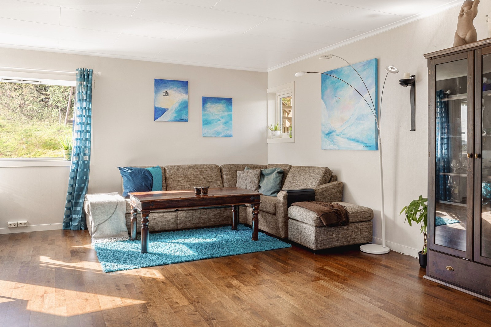 Store vinduer slipper inn godt med gjennomlys i rommet. Galleribilde