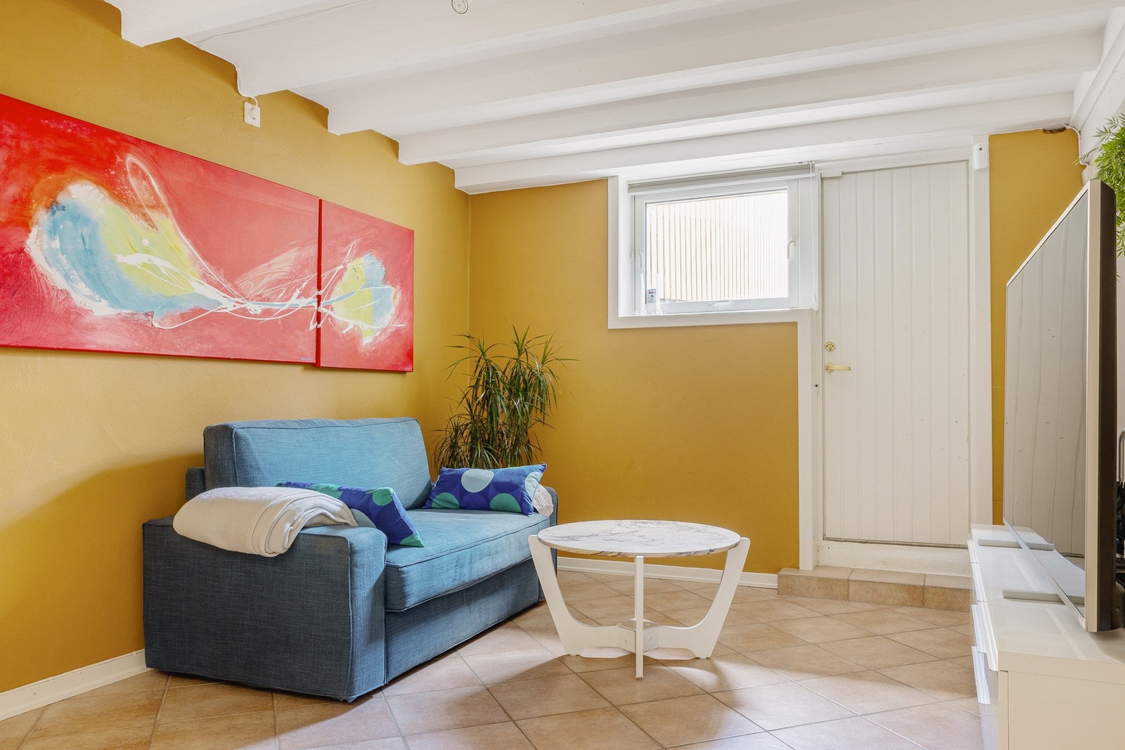 Det er i tillegg direkte utgang fra kjellerstuen. Galleribilde