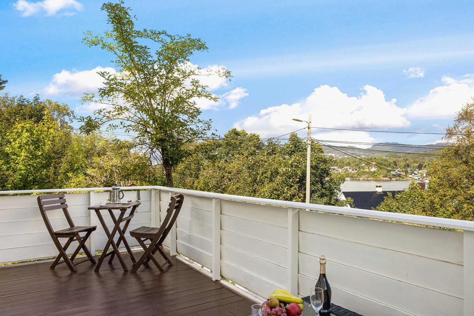 Her får du sjøutsikt og plass til både sittegruppe og grill. Galleribilde