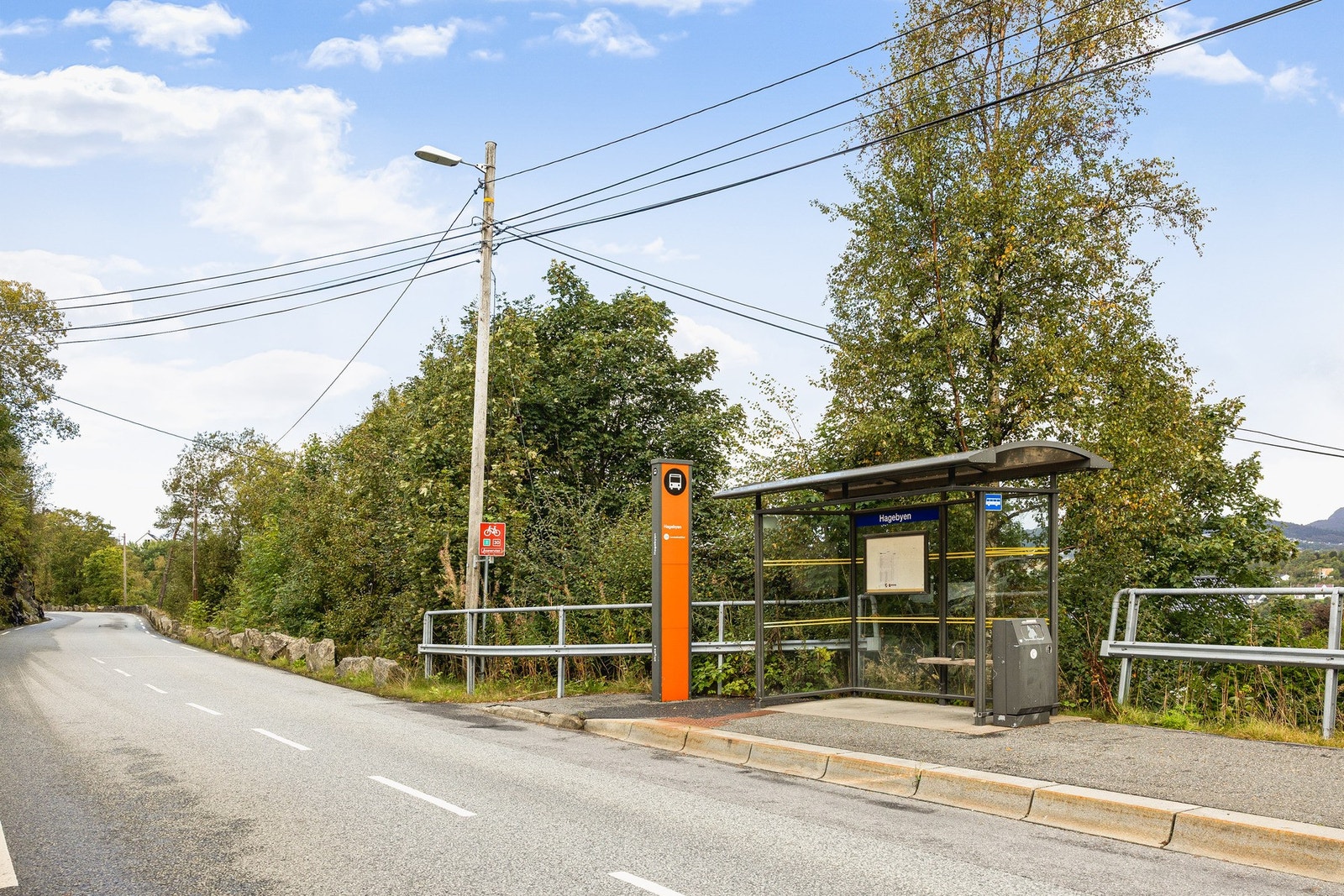 Busstoppet ligger like ved, med hyppige avganger til bl.a. Bergen sentrum. Galleribilde