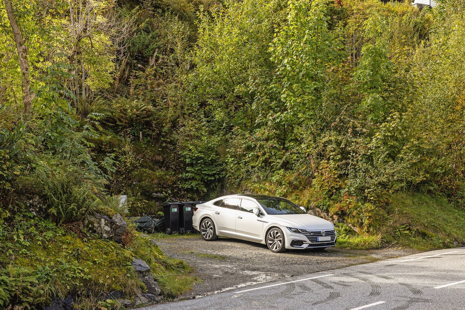 Egen parkeringsplass med el-billader. Galleribilde