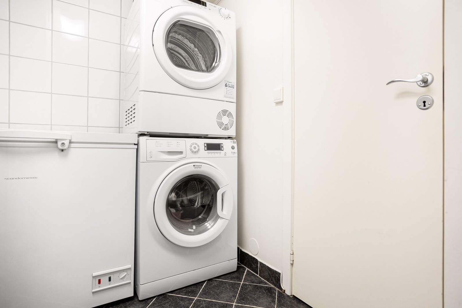 Vaskerommet på cirka 3,7 m² er praktisk med plass til vaskemaskin og tørketrommel. Galleribilde