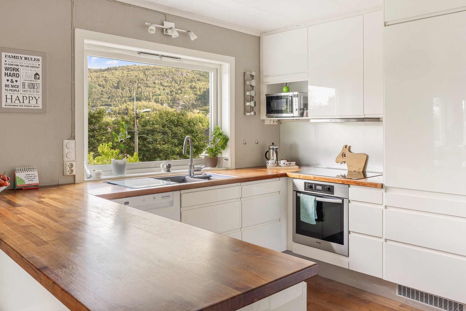 Her får du en funksjonell planløsning med rikelig benkeplass, solide heltre benkeplater. Galleribilde