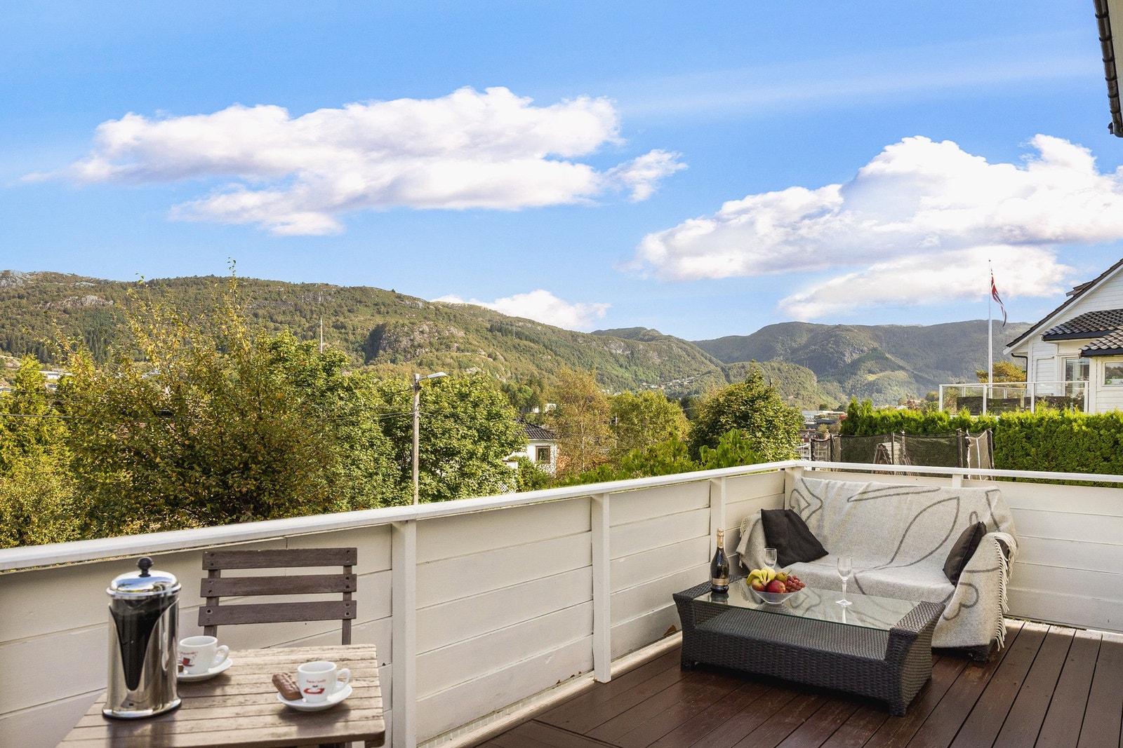 Halvpart av tomannsbolig med sjøutsikt, solrik altan og stor hage. Galleribilde