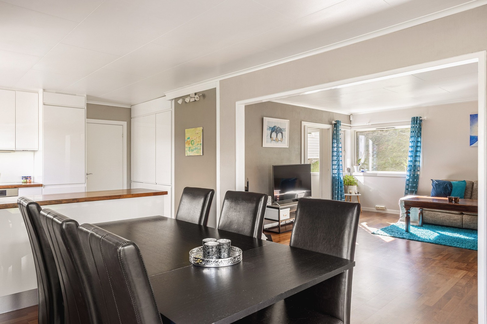 I stuen er det plass til både spisebord og sofagruppe. Galleribilde