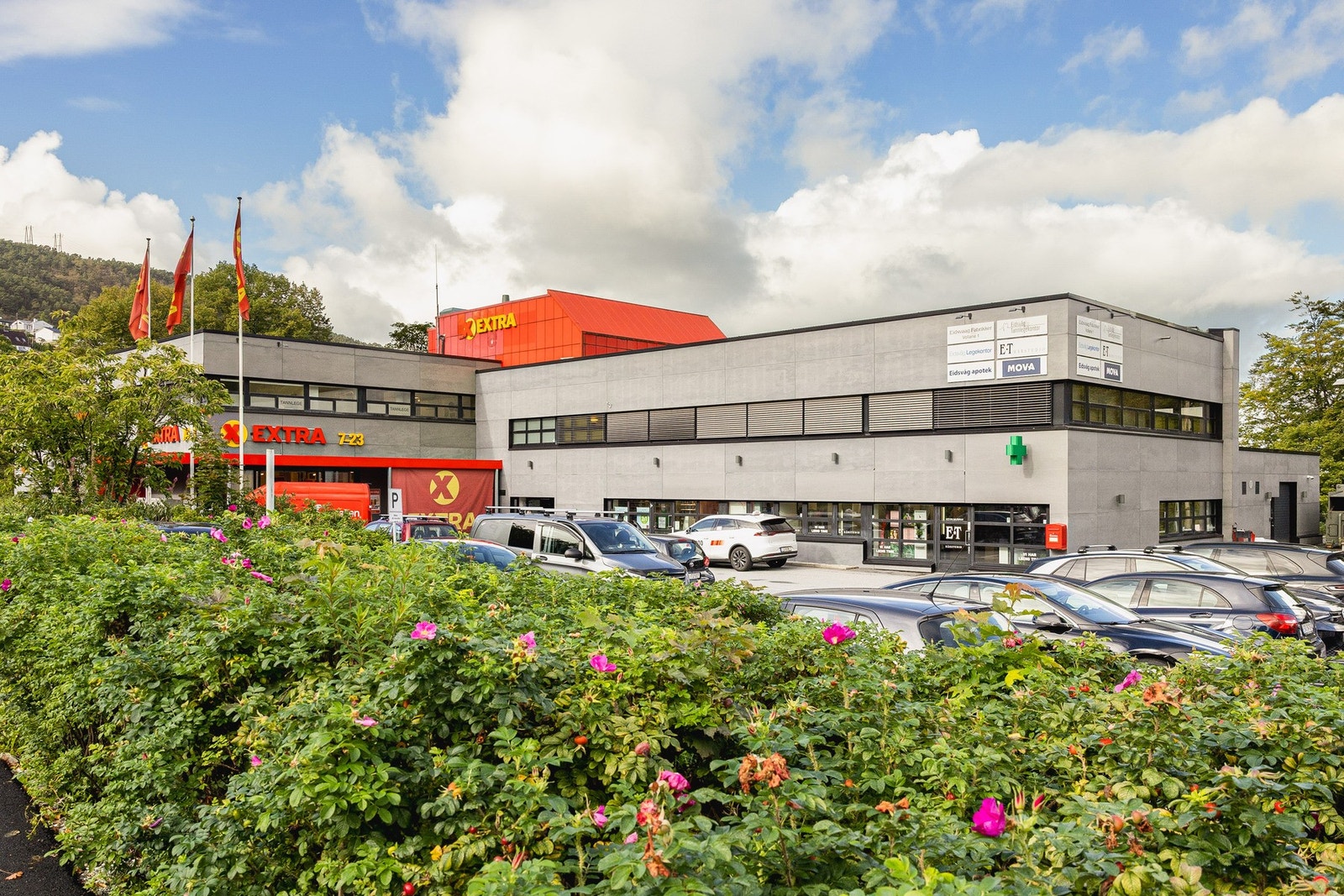 Coop Extra Eidsvåg ligger like ved, og bl.a. legekontor, apotek, frisør og treningssenter. Galleribilde