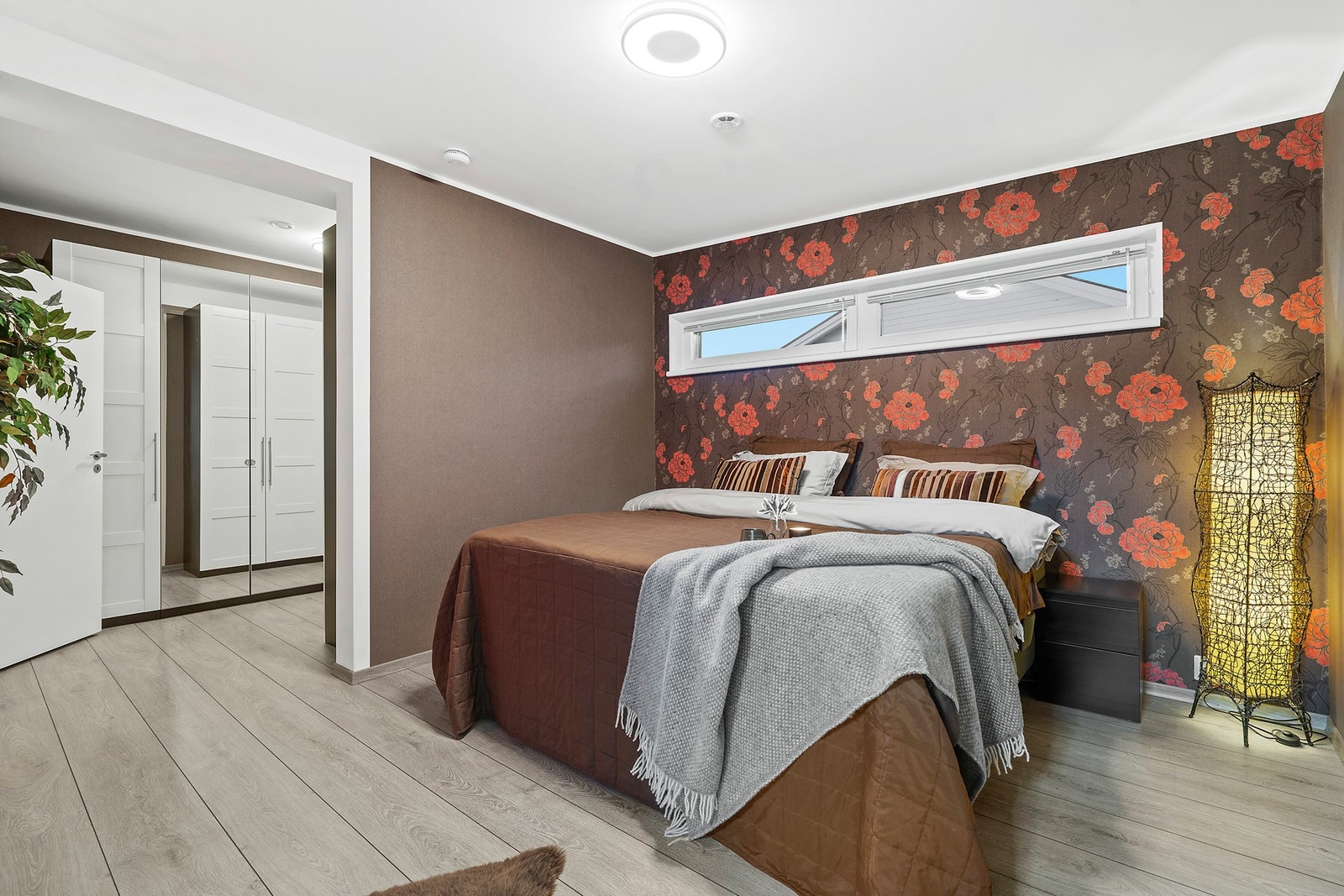 Hovedsoverom med walk-in garderobe og eget bad Galleribilde