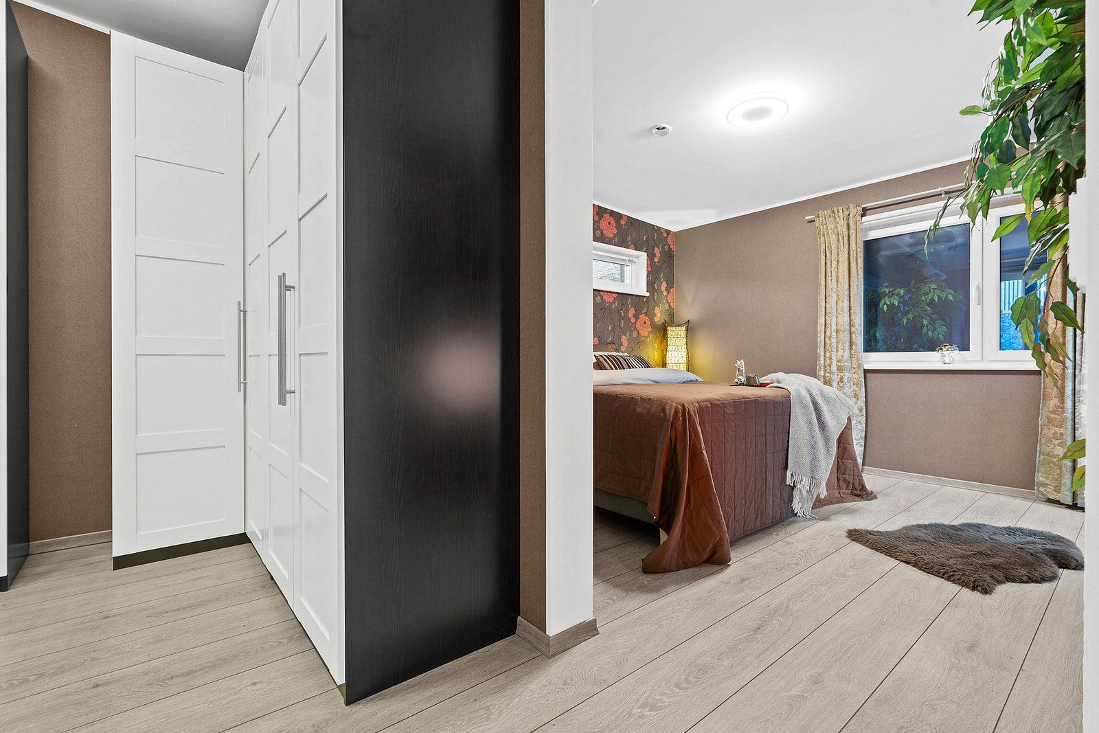 Hovedsoverom med walk-in garderobe og eget bad Galleribilde