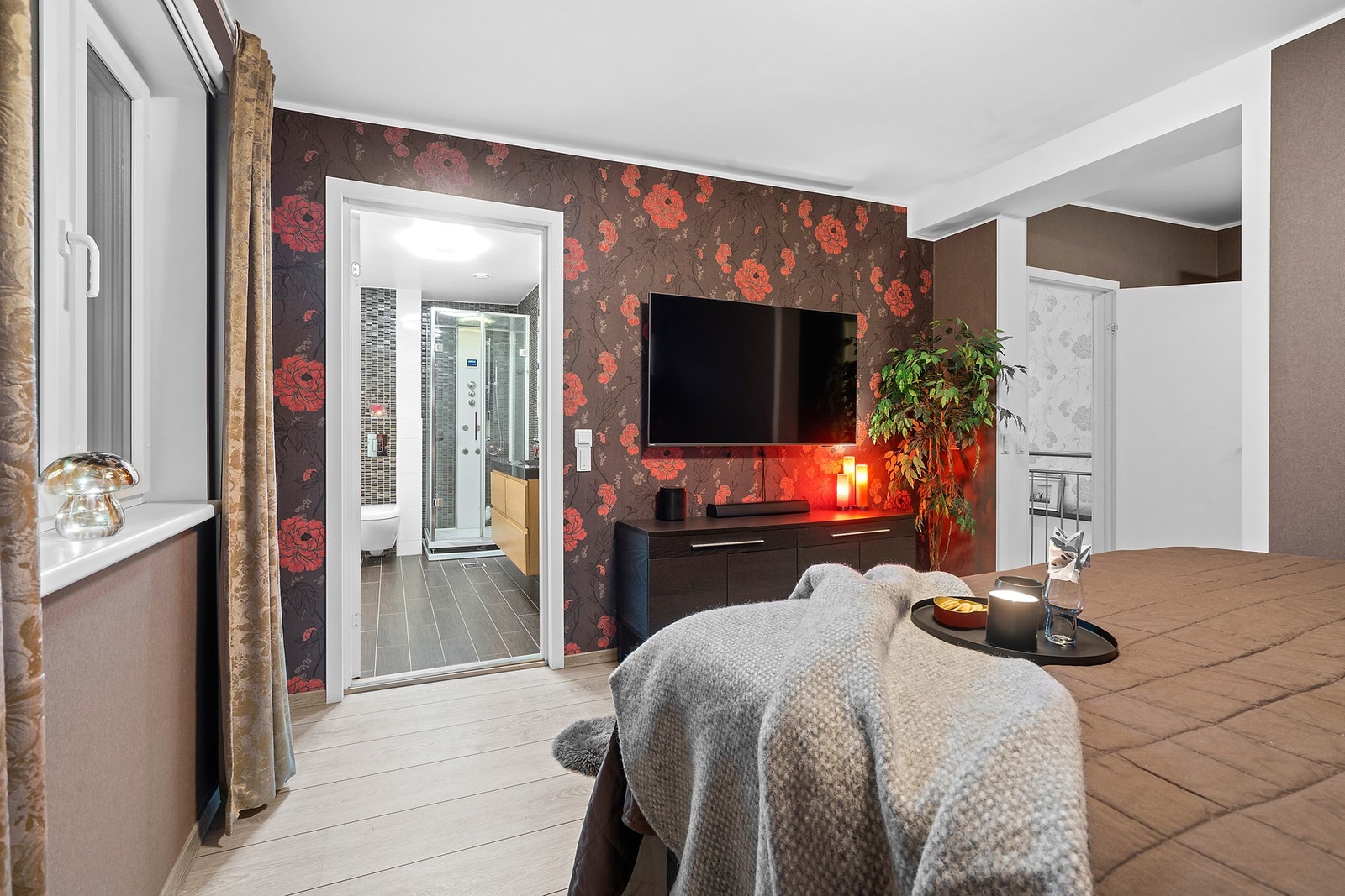 Hovedsoverom med walk-in garderobe og eget bad Galleribilde