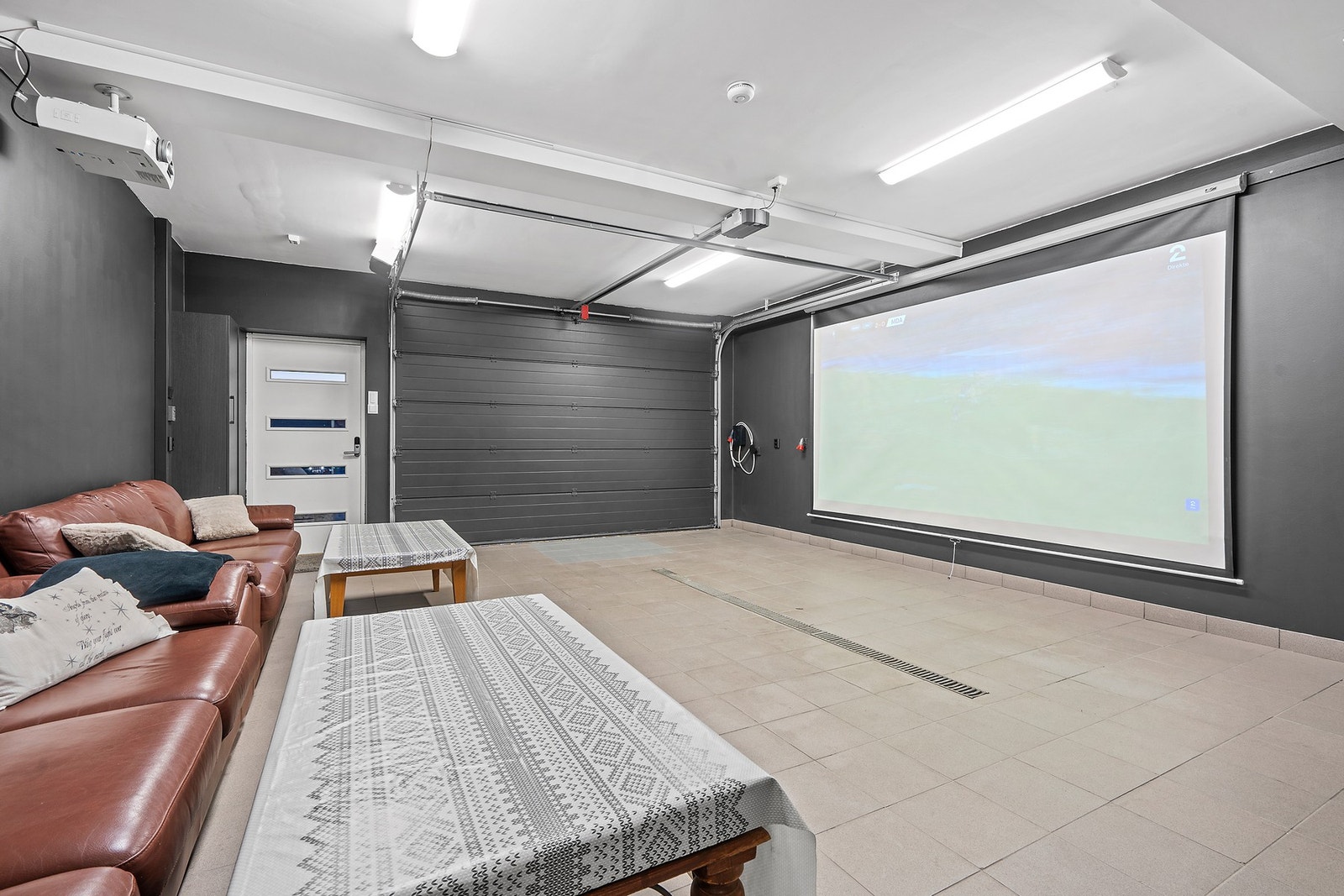 Garasjen har storskjerm og sofa Galleribilde