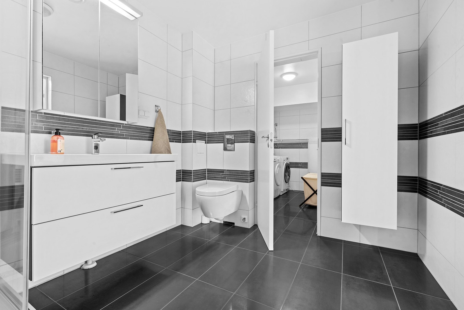 Bad med vaskerom innenfor Galleribilde