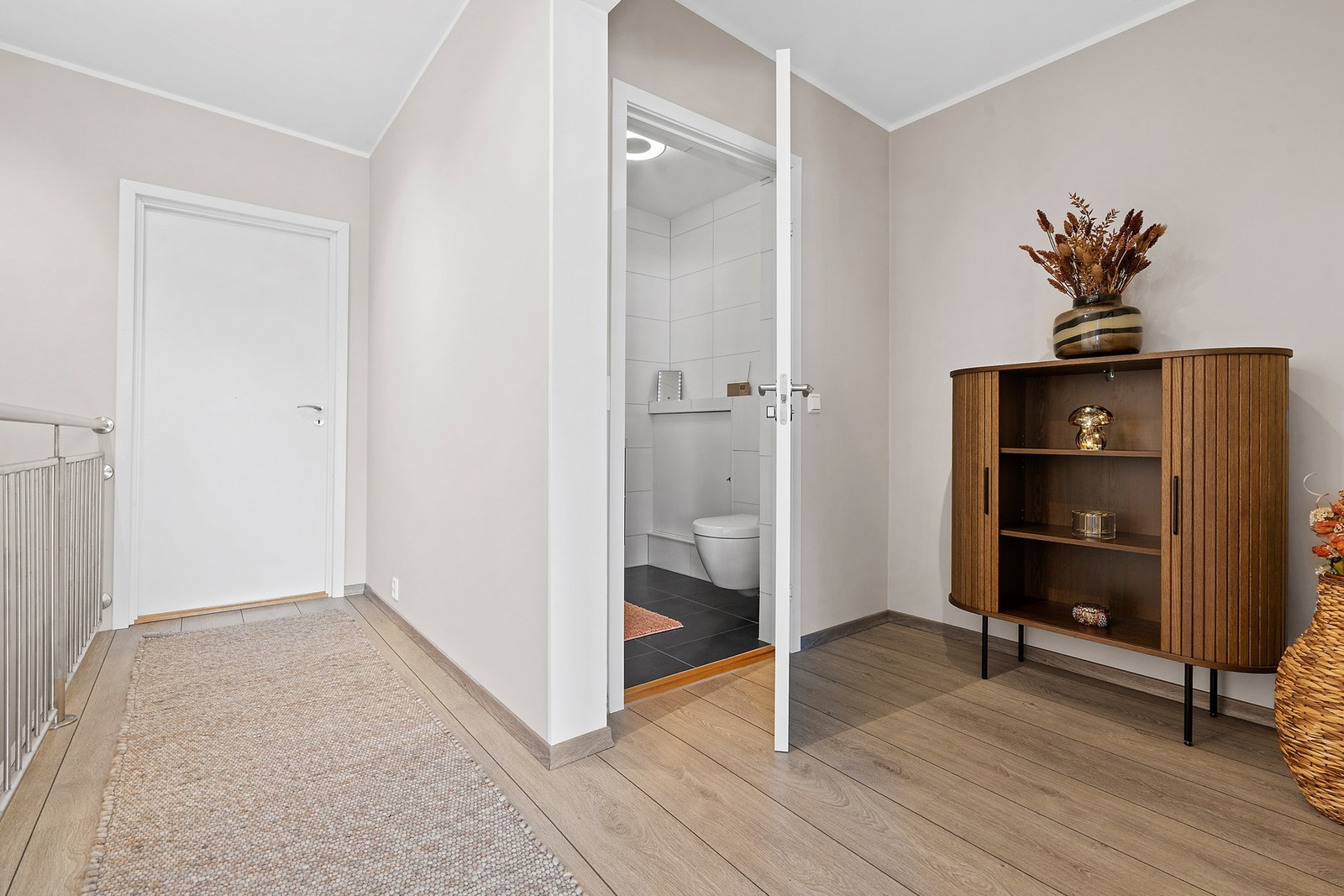 Trapperom med toalettrom Galleribilde