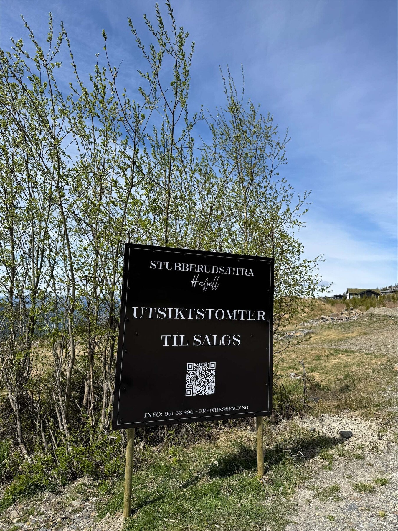 Det er skiltet fra vegen og på hver tomt på feltet Galleribilde