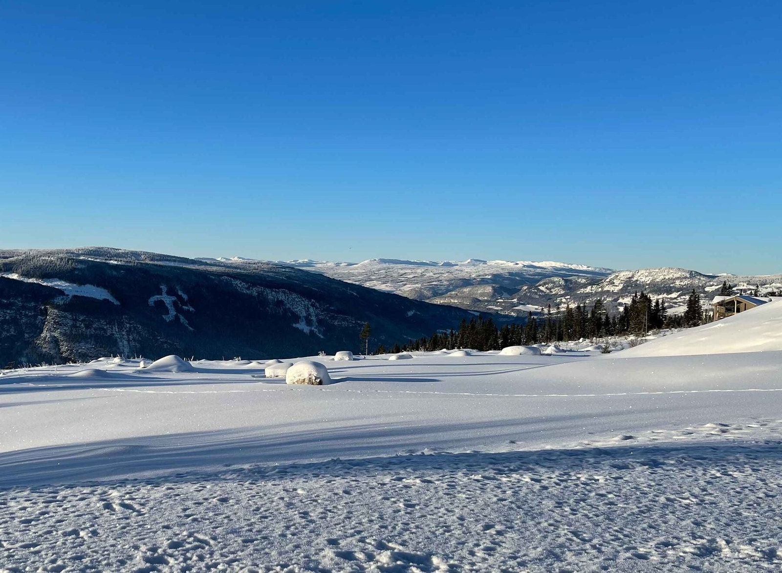 Utsikten fra tomtene er spektakulær! Galleribilde