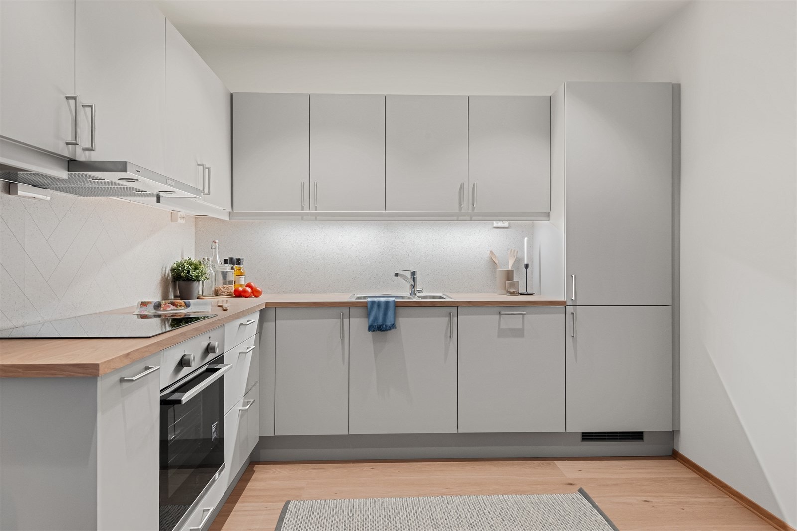 Lyst og stilrent kjøkken. Galleribilde