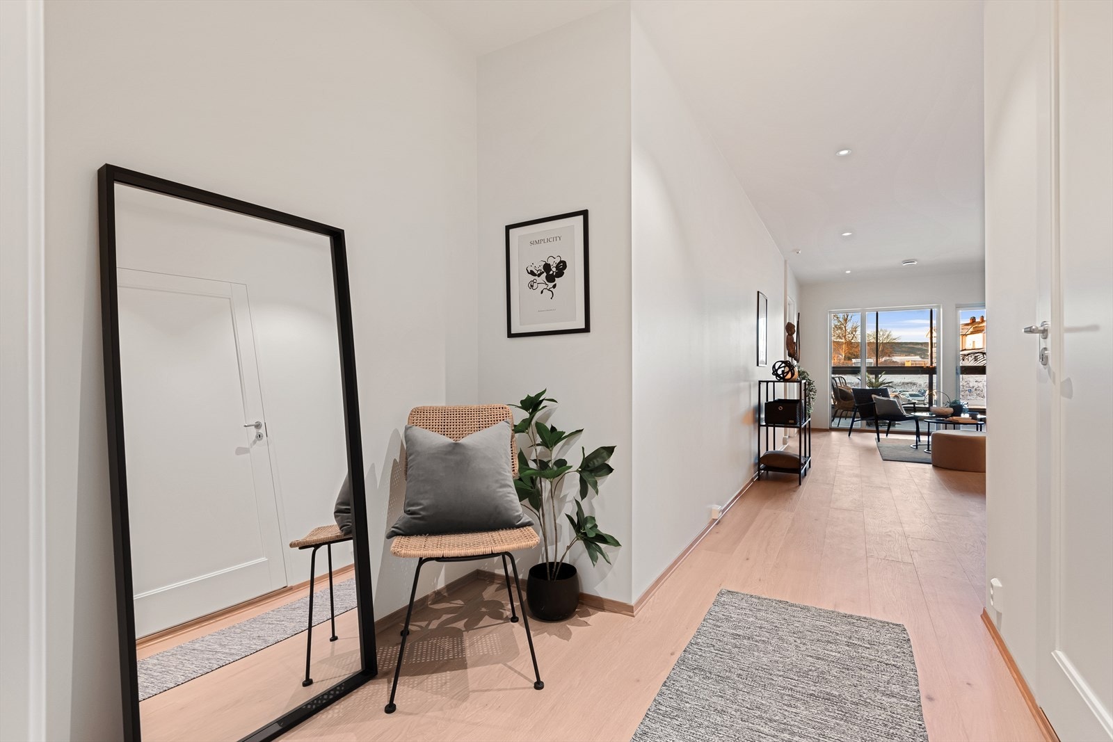 Her kommer du inn i en lys og innbydende entré som sørger for den gode hjemmefølelsen fra første øyeblikk! Galleribilde