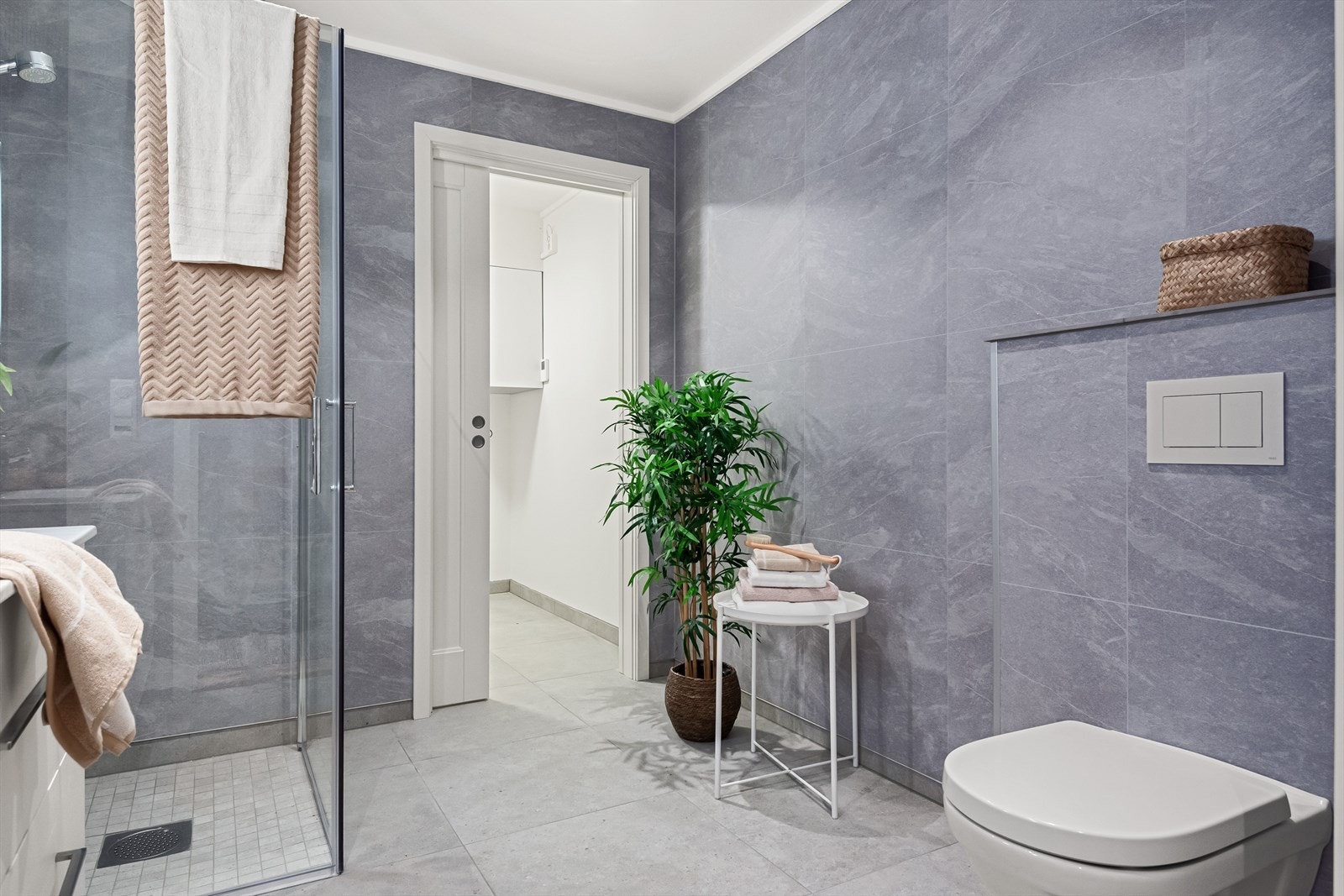 Badet har praktisk skyvedør inn til vaskerommet. Galleribilde