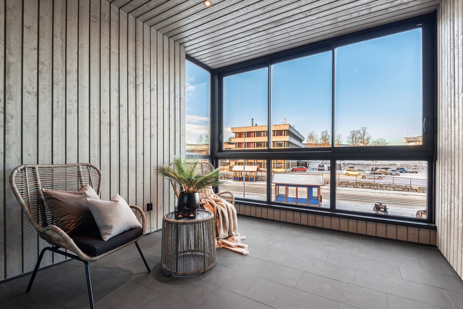 Balkongen er innglasset med skyvevinduer som kan åpnes etter eget ønske. Galleribilde