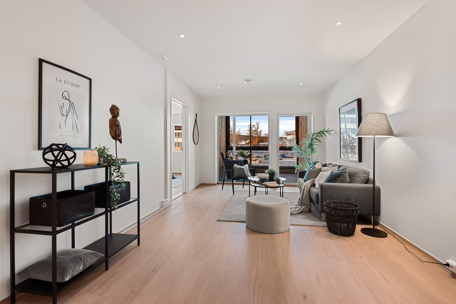 Stuen er meget delikat med store glassflater mot balkongen som gir godt med lys. Galleribilde