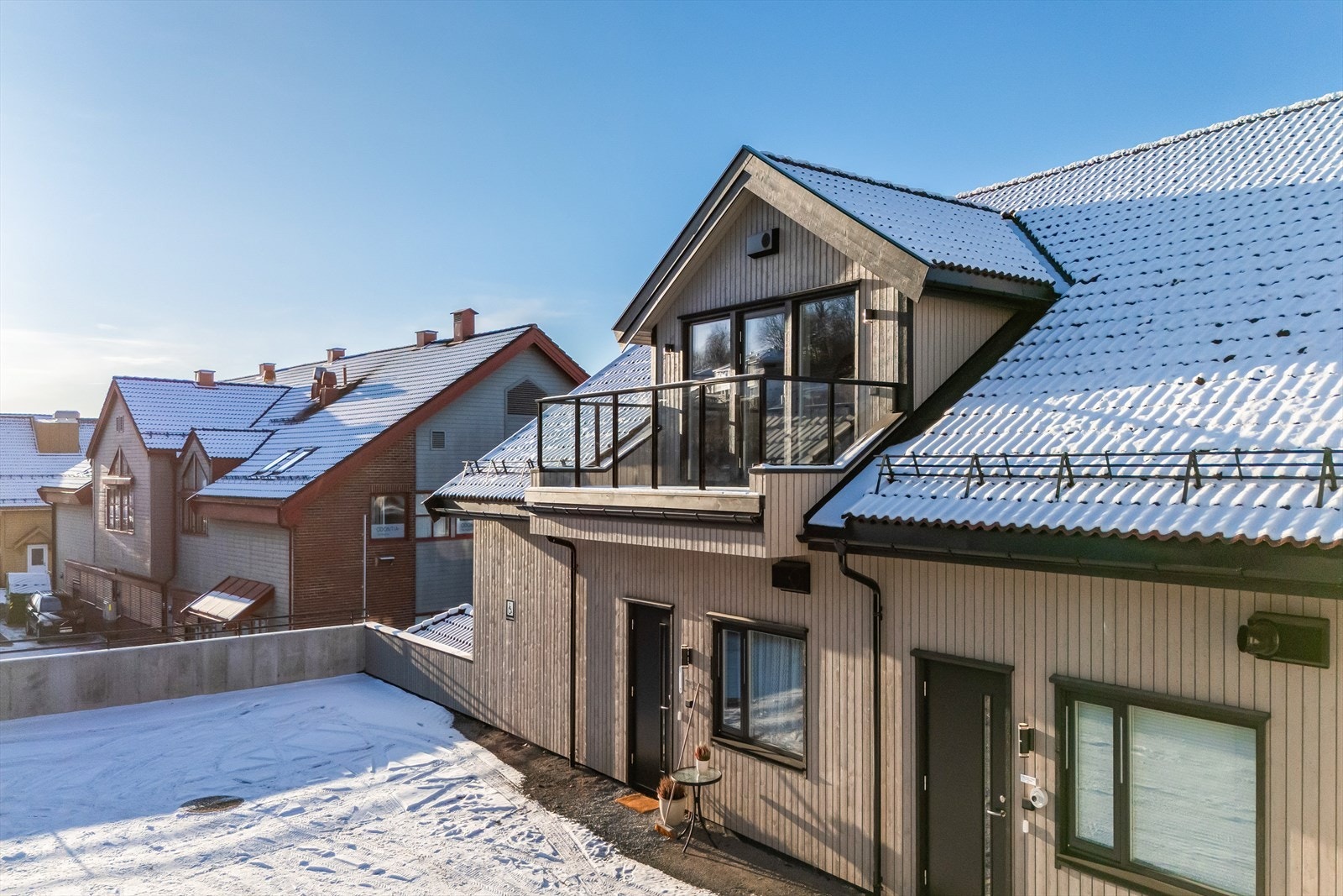 Rolig og ryddig område ved inngangspartiet. Galleribilde