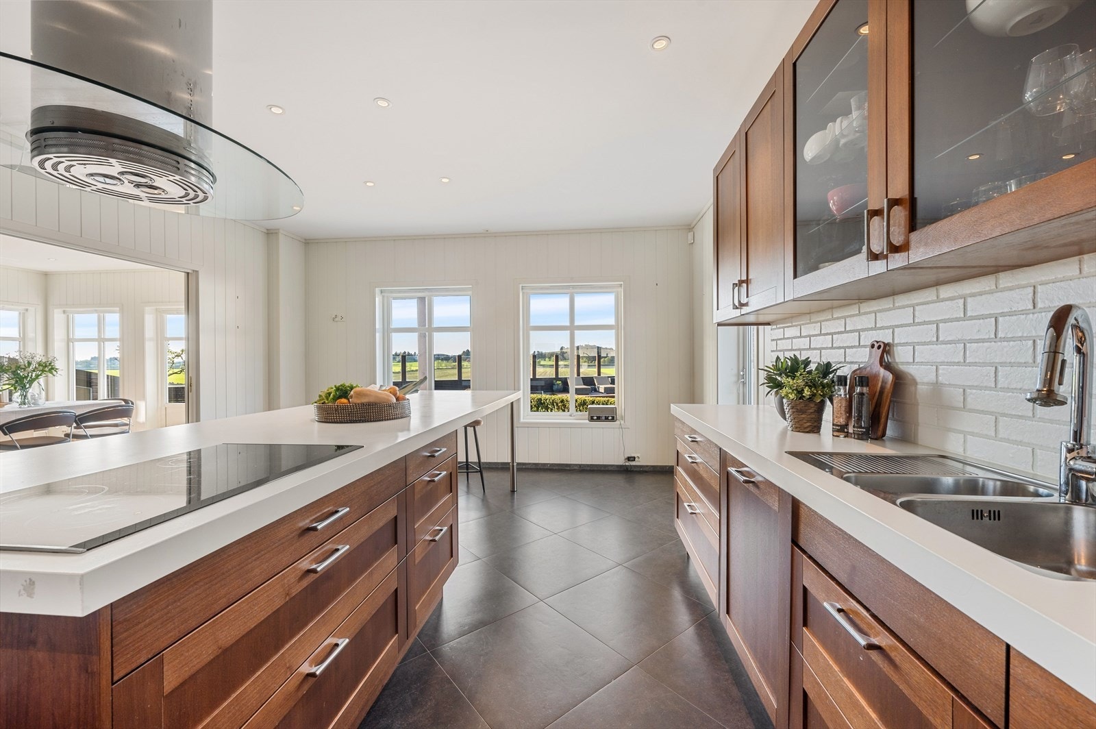 Stilige fliser mellom over- og underskap fungerer som backsplash. Galleribilde