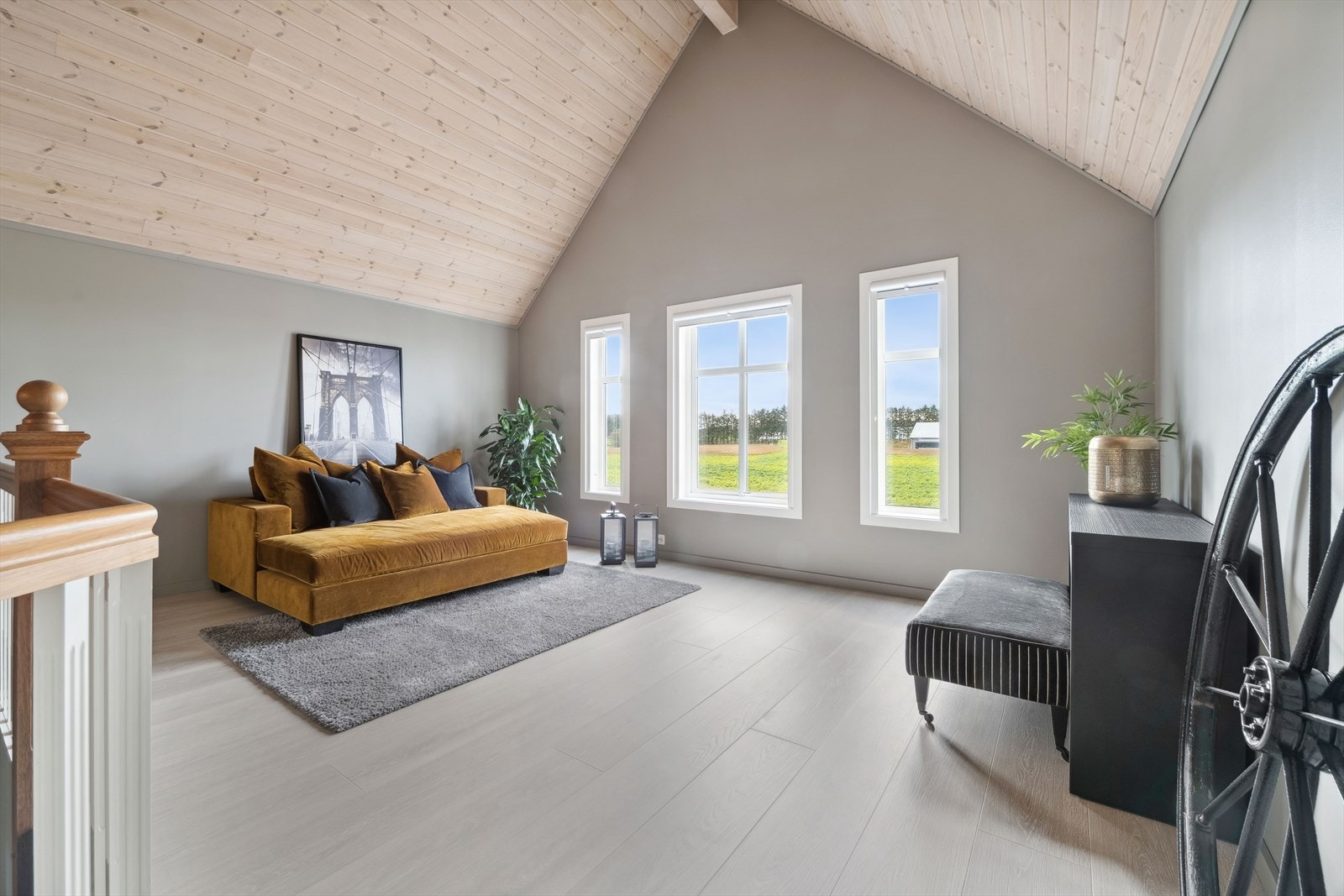Loftstuen har store vindusflater slipper inn dagslys og gir fritt utsyn over dyrket mark. Galleribilde