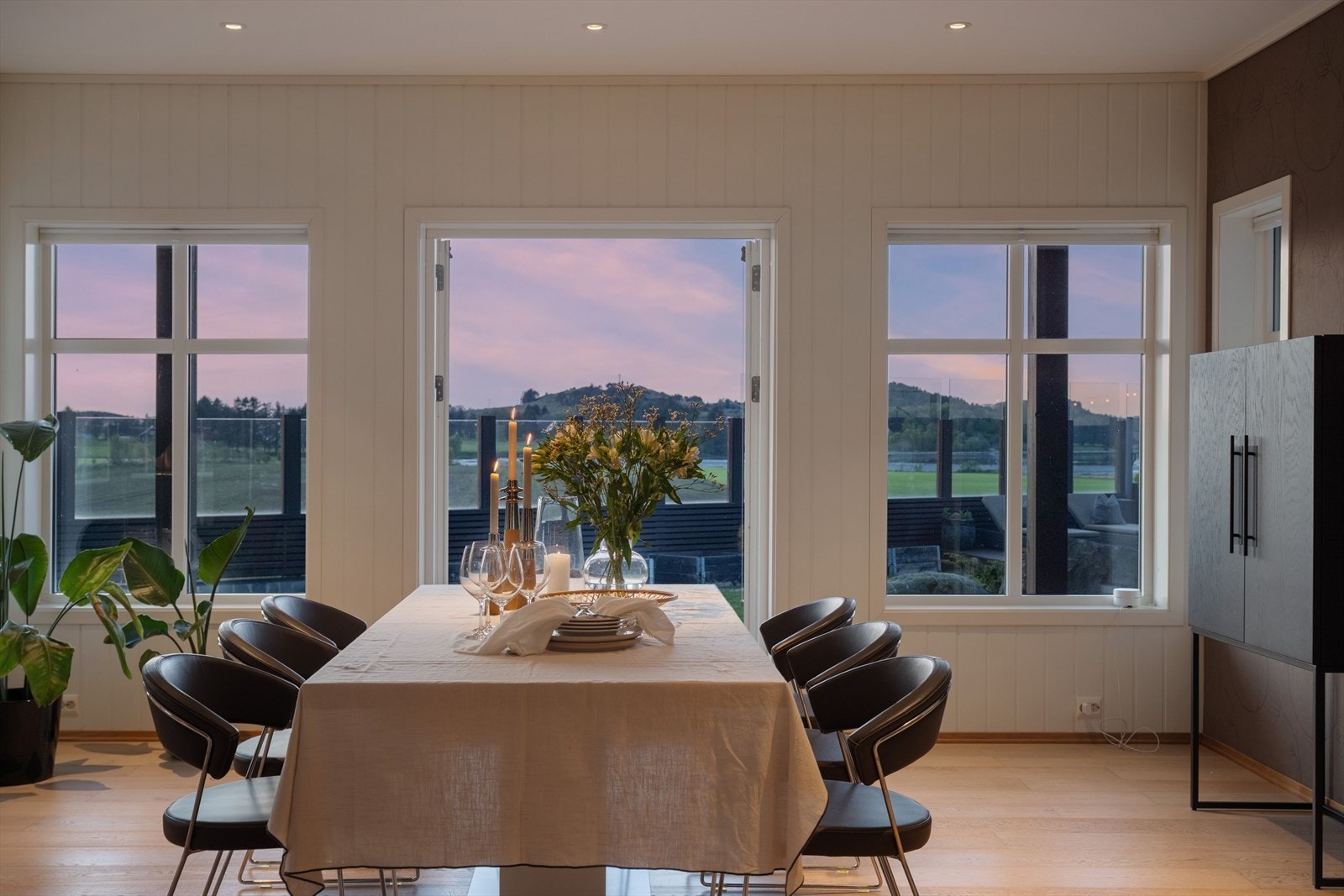 Ved spiseplassen er det utgang til et flott uteområde hvor man kan nyte morgenkaffen eller større måltider med venner og familie. Galleribilde