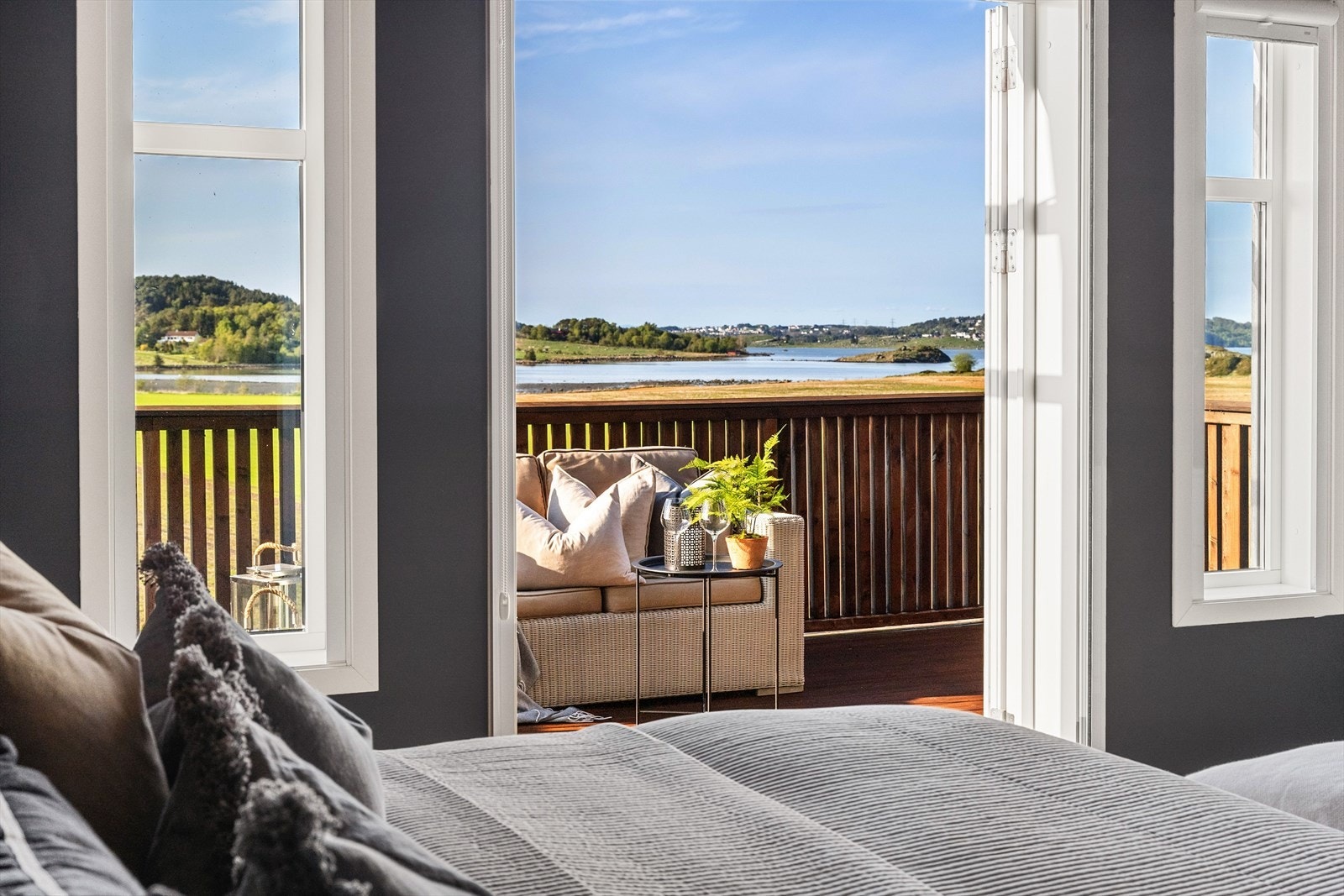 Utgang til en romslig balkong på 13 kvm med plass til utemøbler, hvor man kan nyte utsikten over Hafrsfjord. Galleribilde