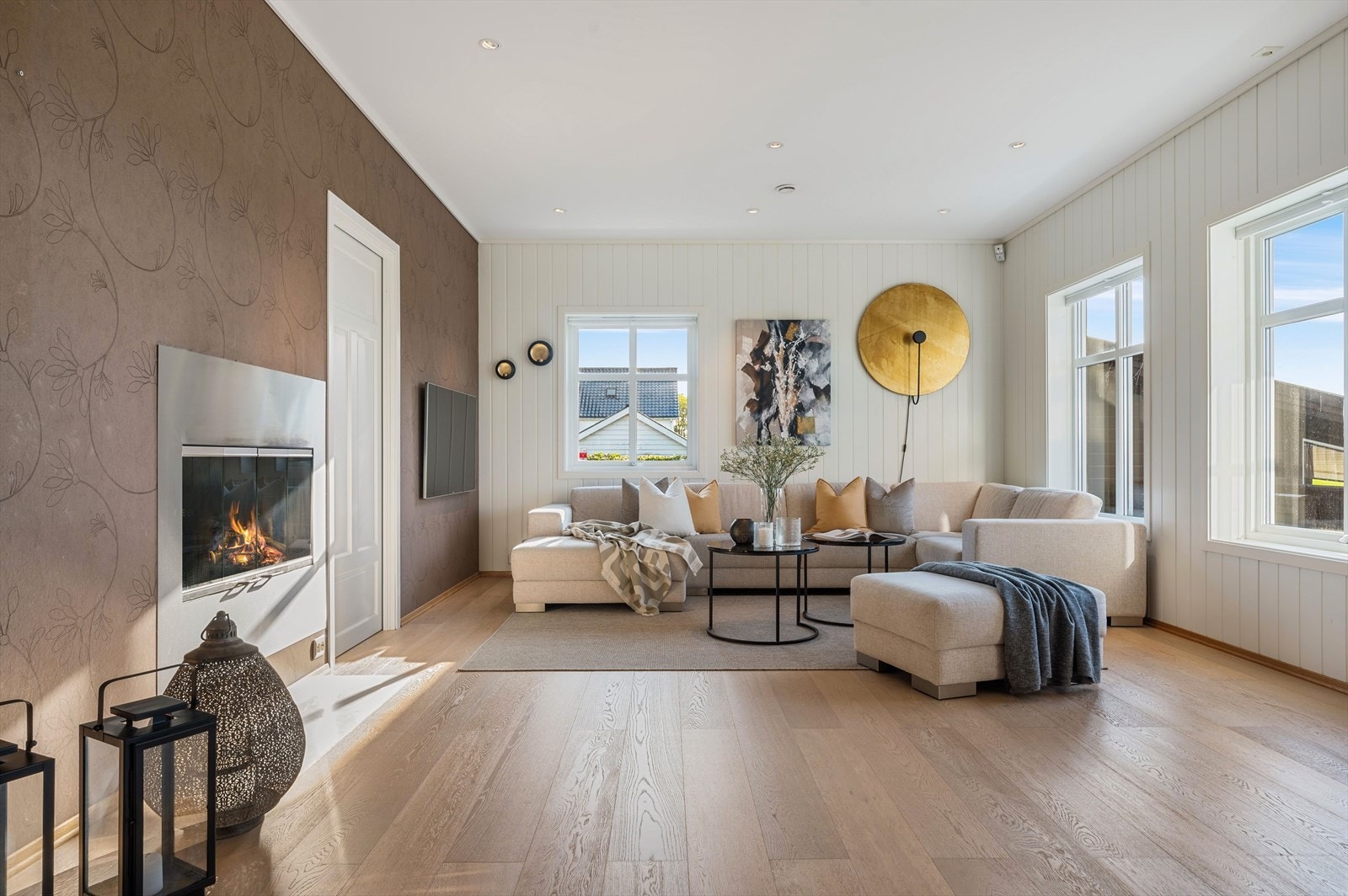 Gjennomgående peis i stuen som gir ekstra hygge på kalde vinterdager. Galleribilde