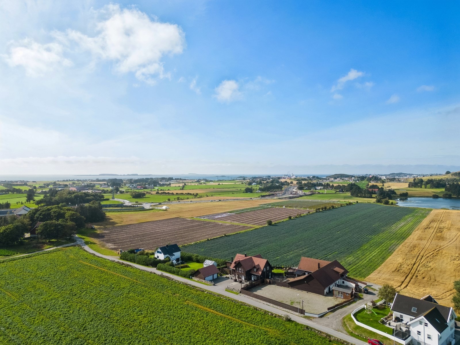 Fra eiendommen finner du flere flotte turområder i nærheten, og noen av landets vakreste strender, som Solastranden, Ølbergstranden og Borestranden, er bare en kort kjøretur unna. Galleribilde