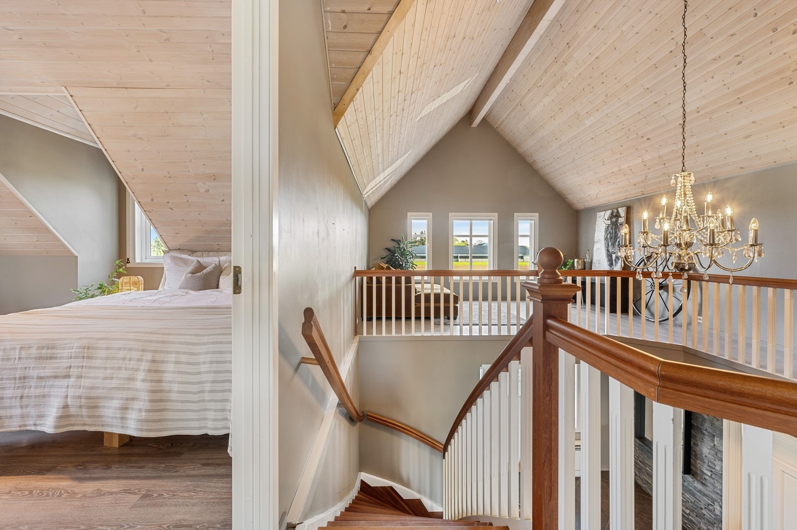 Loftstuen har god plass til møblering etter behov og ønske. Galleribilde