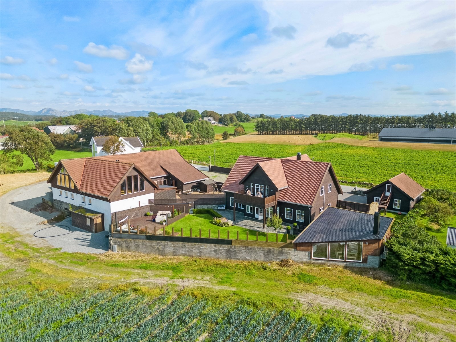 Eiendommen består av en herskapelig enebolig over to plan, trippelgarasje, isolert hagestue og en stor låve med oppholdsrom, stall og lokaler. Galleribilde