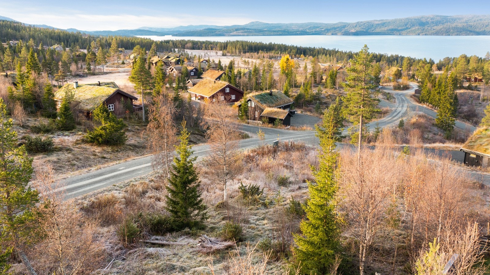 Fra tomten er det umiddelbar tilkomst til langrennsløyper, turområder, badestrand og fiskevann Galleribilde
