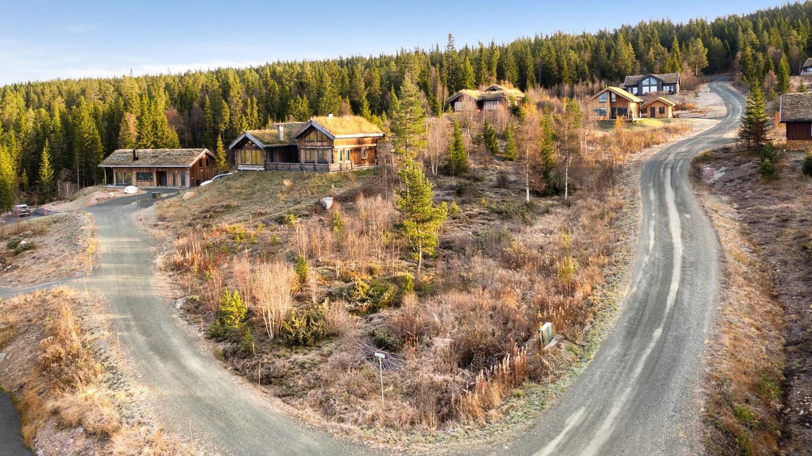 Eiendommen ligger i et etablert hyttefelt og inn en stikkvei med kun 6 hytter Galleribilde